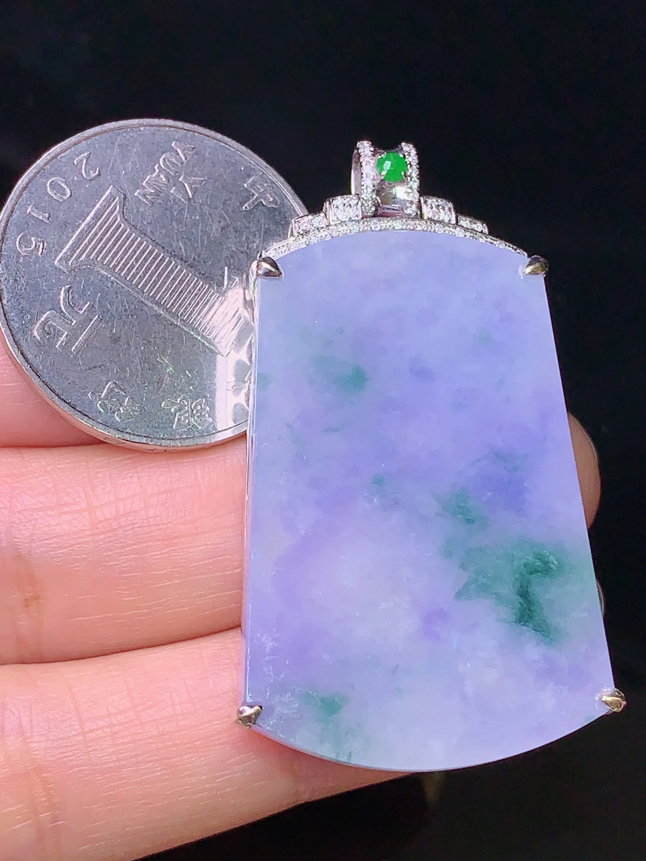 18k金钻镶嵌紫罗兰飘绿无事牌吊坠 玉质细腻 色泽艳丽 整体尺寸46.2*24.5*7.5