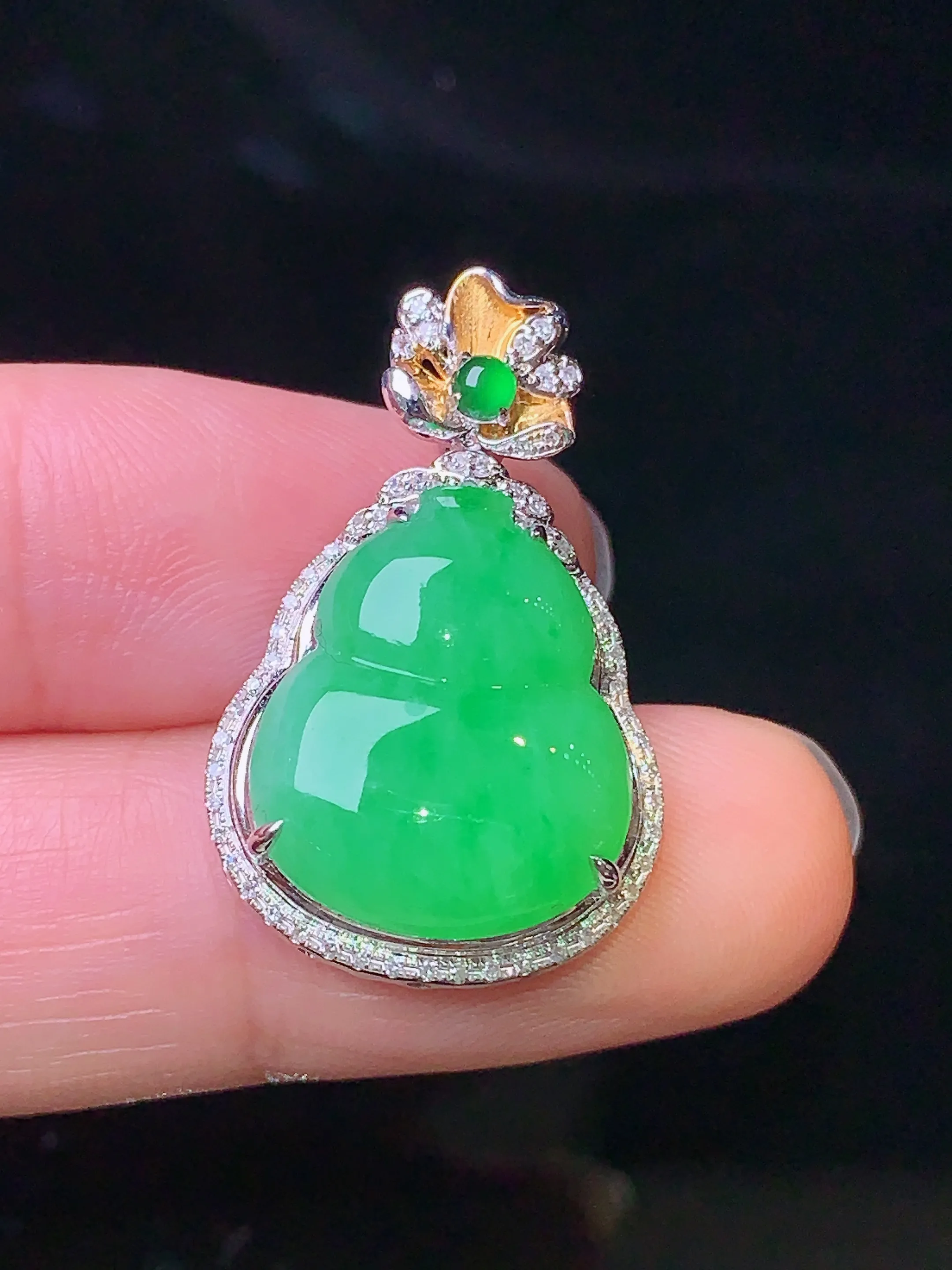 18k金钻镶嵌翠绿葫芦吊坠 玉质细腻 色泽艳丽 整体尺寸27.2*17*8