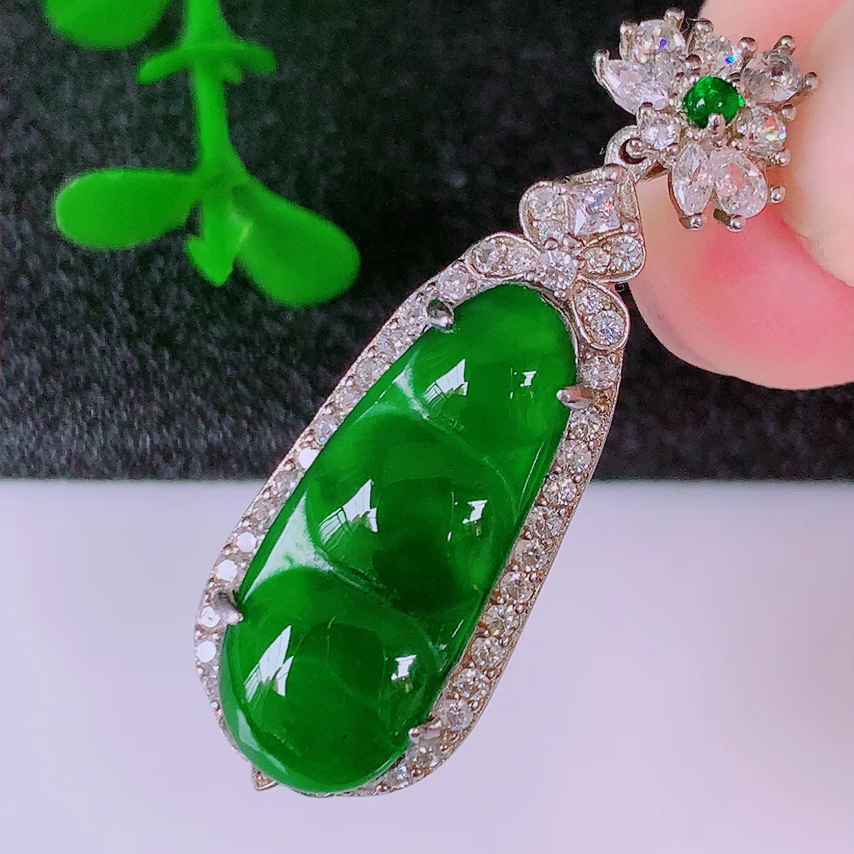 冰透满绿翡翠925银镶嵌四季豆吊坠，自然光实拍，翠色灵动，颜色漂亮，种老水足，品相佳，佩戴佳品！#97.5整体37*12*7.2裸石21.5*8