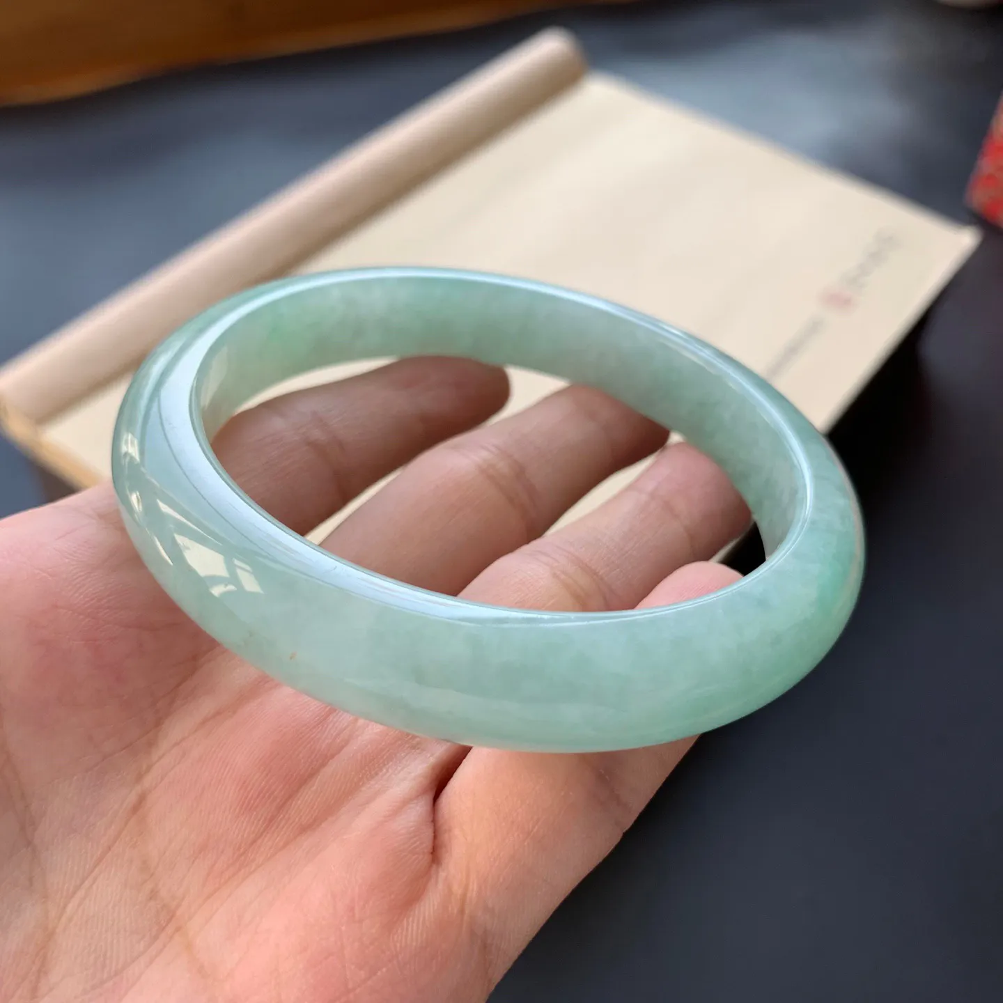 62.8圈口豆绿色正圈手镯 尺寸：62.8-12-8.5，无纹裂，色泽亮丽，清爽干净