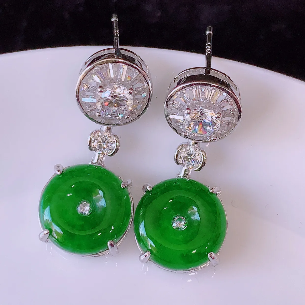 冰透满绿翡翠925银镶嵌耳坠，自然光实拍，翠色灵动，颜色漂亮，种老水足，品相佳，佩戴佳品！#97.31整体27*11.5*5.2裸石11.5*11.5 mm