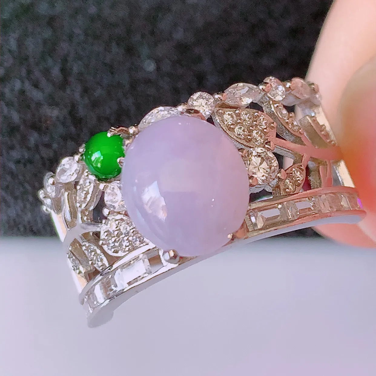 冰润紫罗兰翡翠925银镶嵌戒指，自然光实拍，翠色灵动，颜色漂亮，种老水足，品相佳，佩戴佳品！#97.31（圈口可调大小）整体25.5*18* 5.8 裸石9*7.5