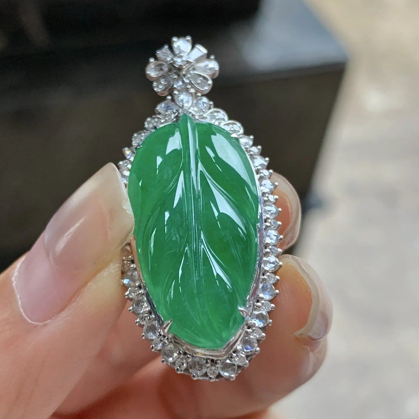 金钻镶嵌辣绿色叶子^_^颜色浓郁 鲜艳