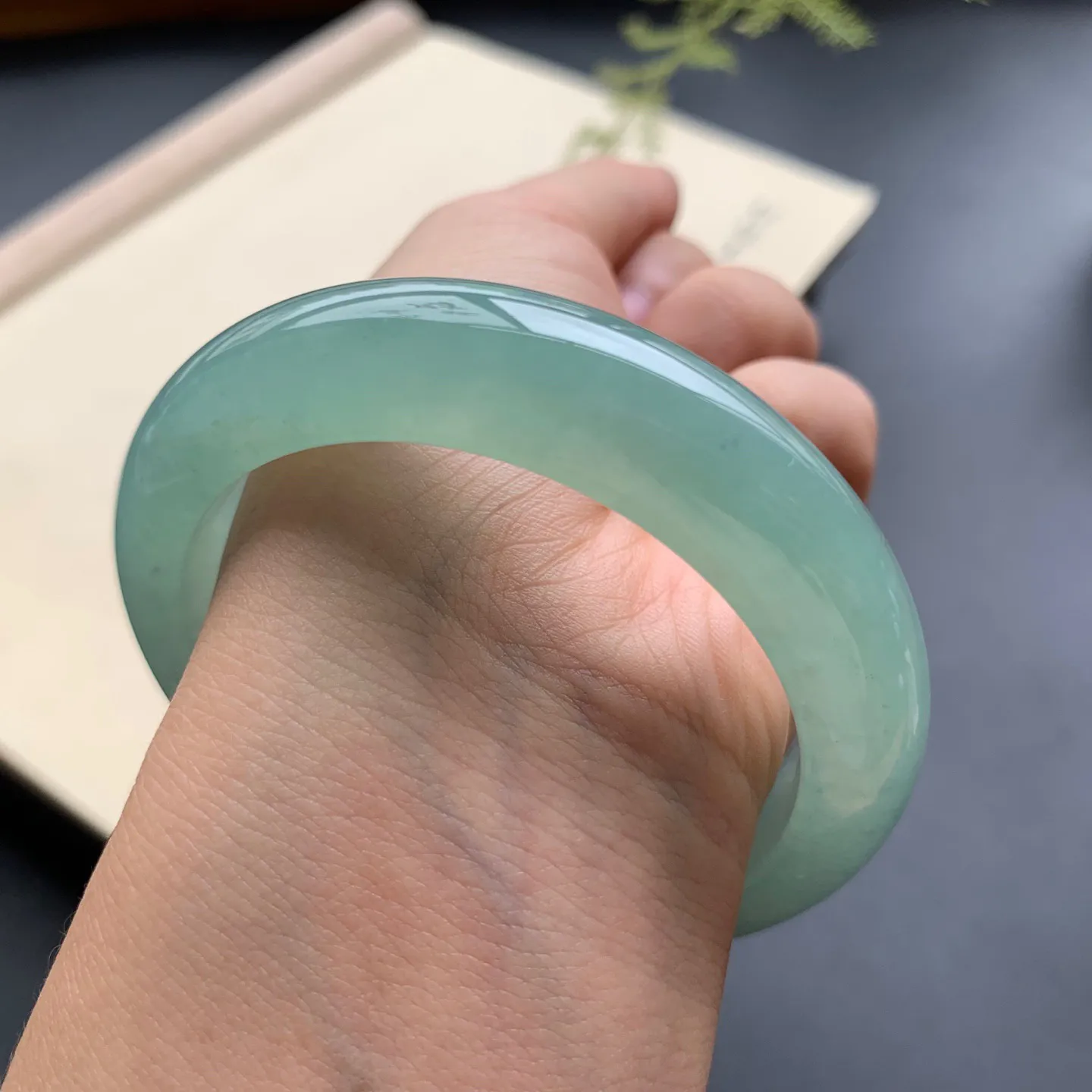 54圈口啤酒绿正圈手镯 尺寸：54-12.6-8.5，无纹裂，水润透亮，胶感十足