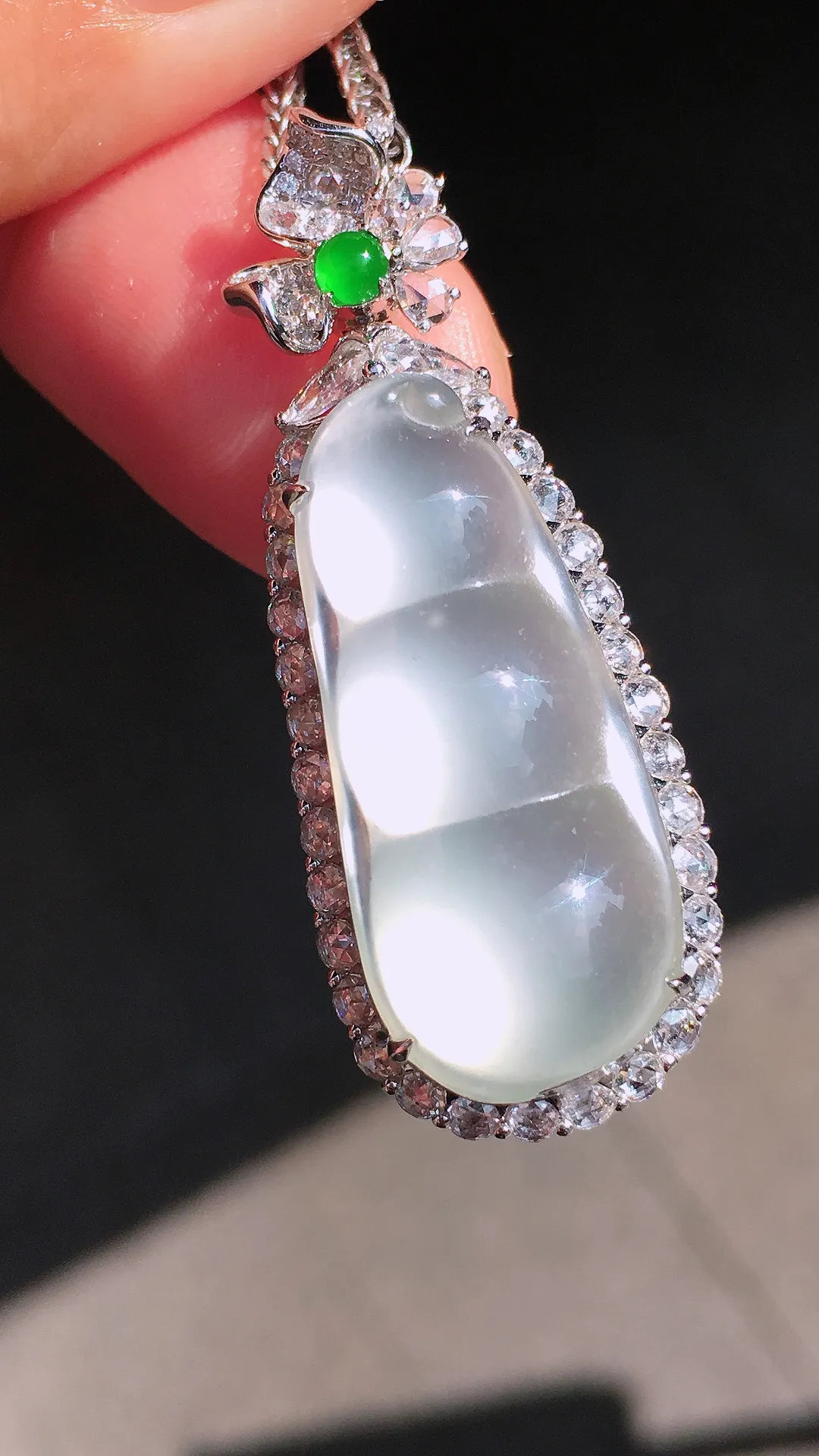 冰种福豆吊坠，玉质细腻，荧光感超
强，饱满圆润，尽显优雅气质，18k
金豪华镶嵌