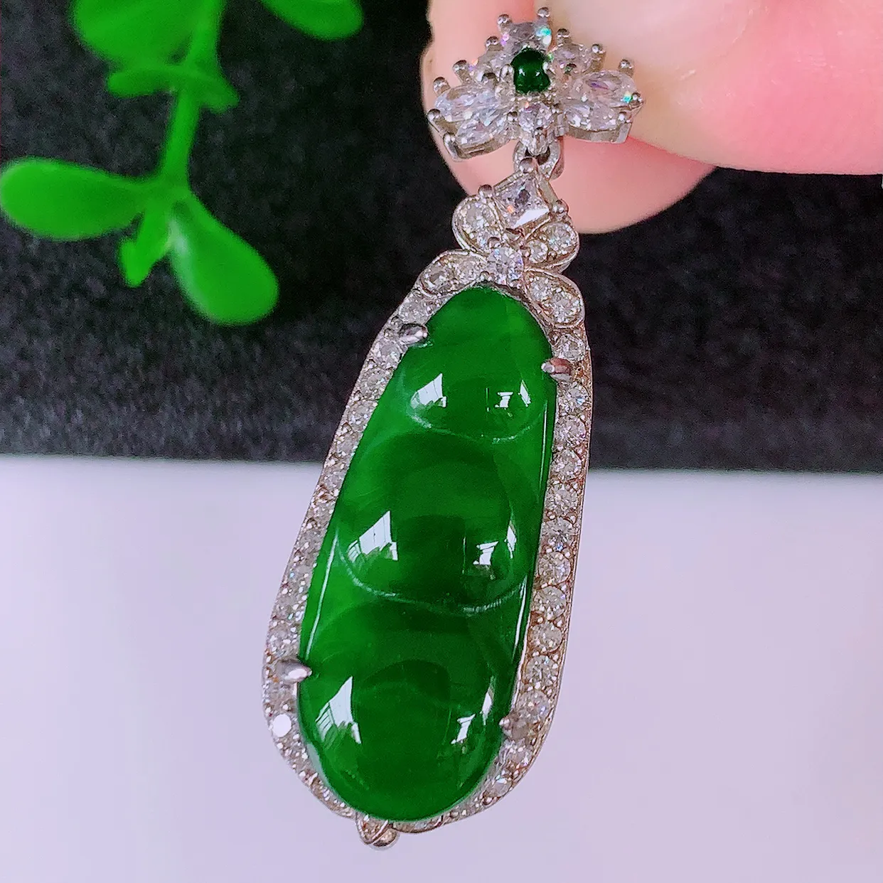 冰透满绿翡翠925银镶嵌四季豆吊坠，自然光实拍，翠色灵动，颜色漂亮，种老水足，品相佳，佩戴佳品！#97.5整体37*12*7.2裸石21.5*8