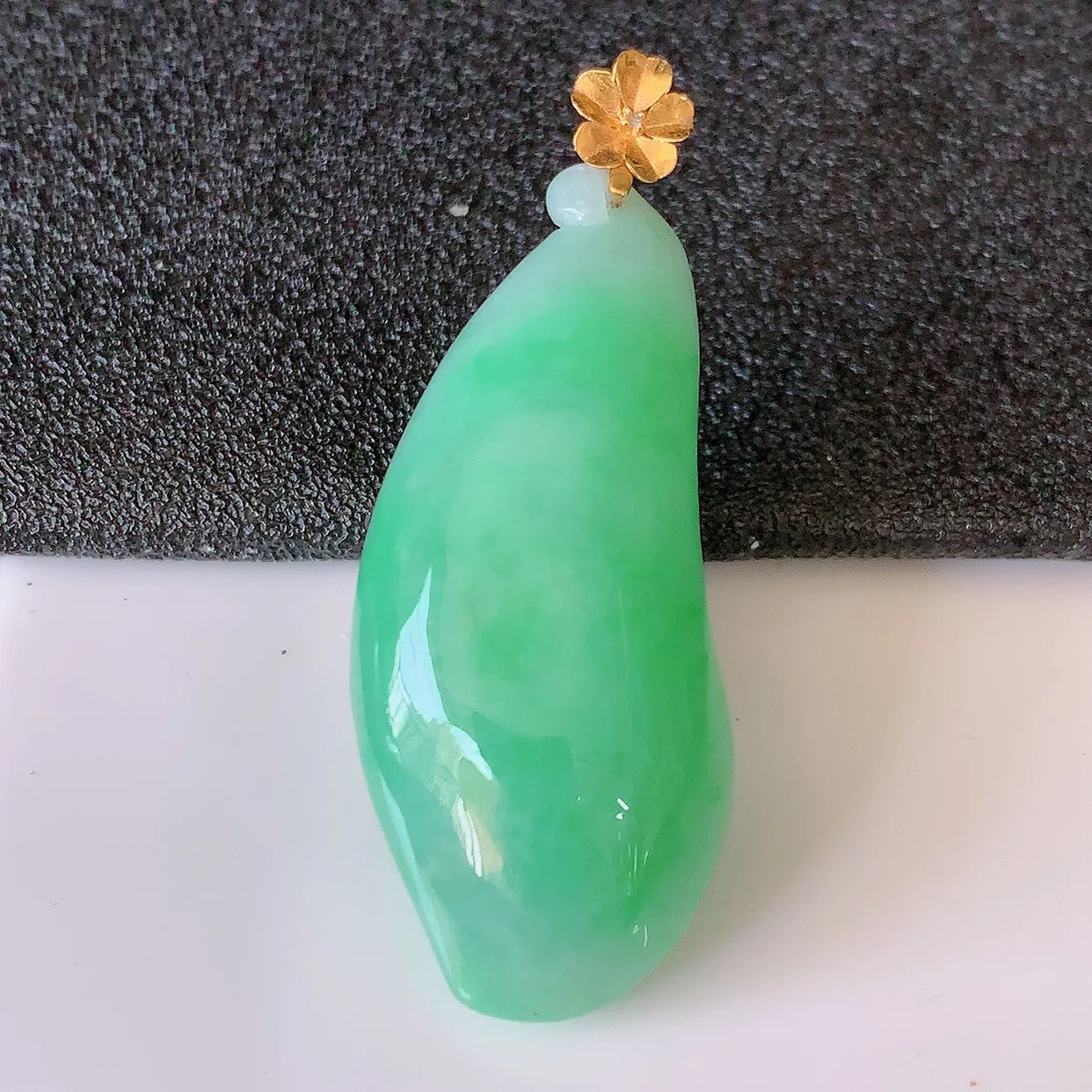 18K金镶嵌冰润满绿翡翠招财福瓜吊坠，精美饱满福瓜，种水足，形态圆润饱满， 福相十足 ！#01.31整体41裸石36*15-8.8mm