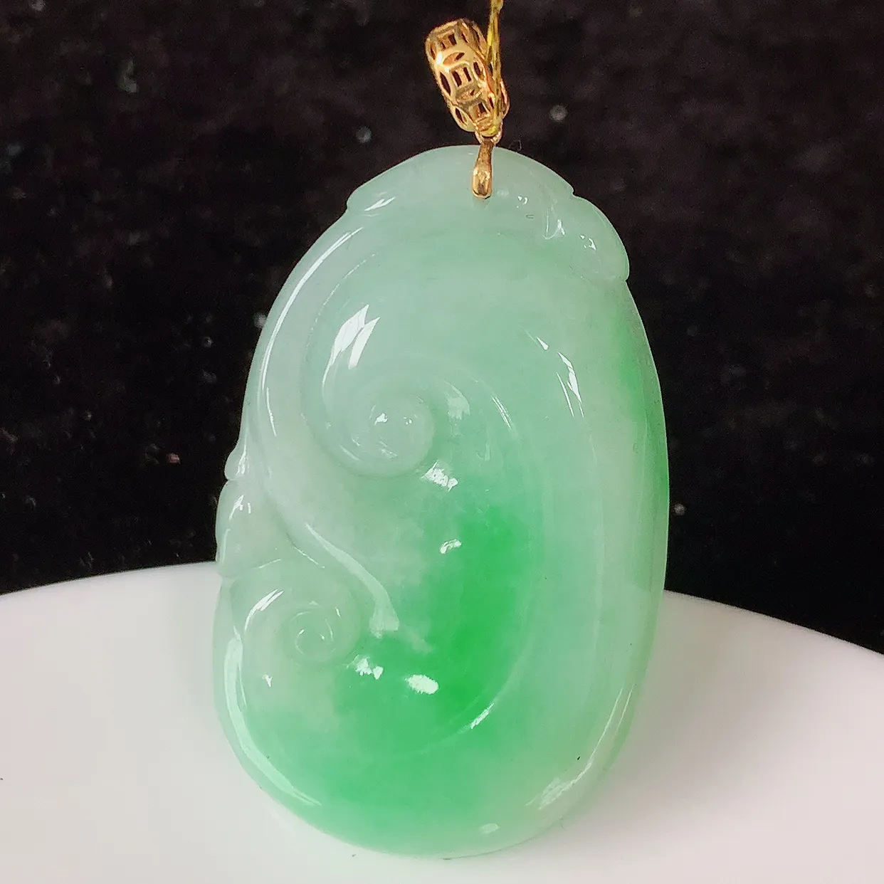 18k金镶嵌冰润飘绿翡翠如意吊坠，款式新颖，佩戴效果时尚出众，尽显气质，水润精细，美感十足。#35.5整体43.5裸石38*23*5.5