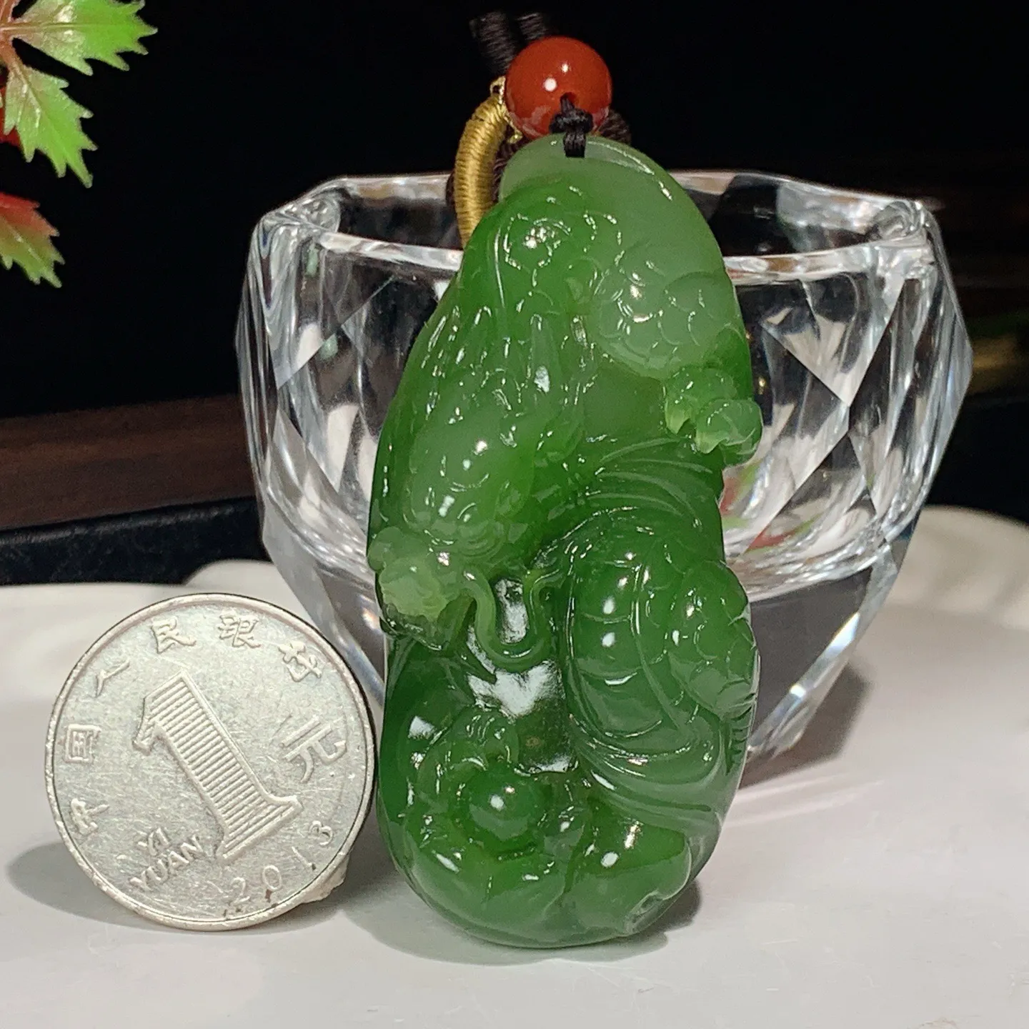 和田玉阳绿俄罗斯碧玉龙佑一方龙挂件。尺寸62/29/15重44克。玉质细腻油润。手推出油。佩戴高端典雅。lt251107