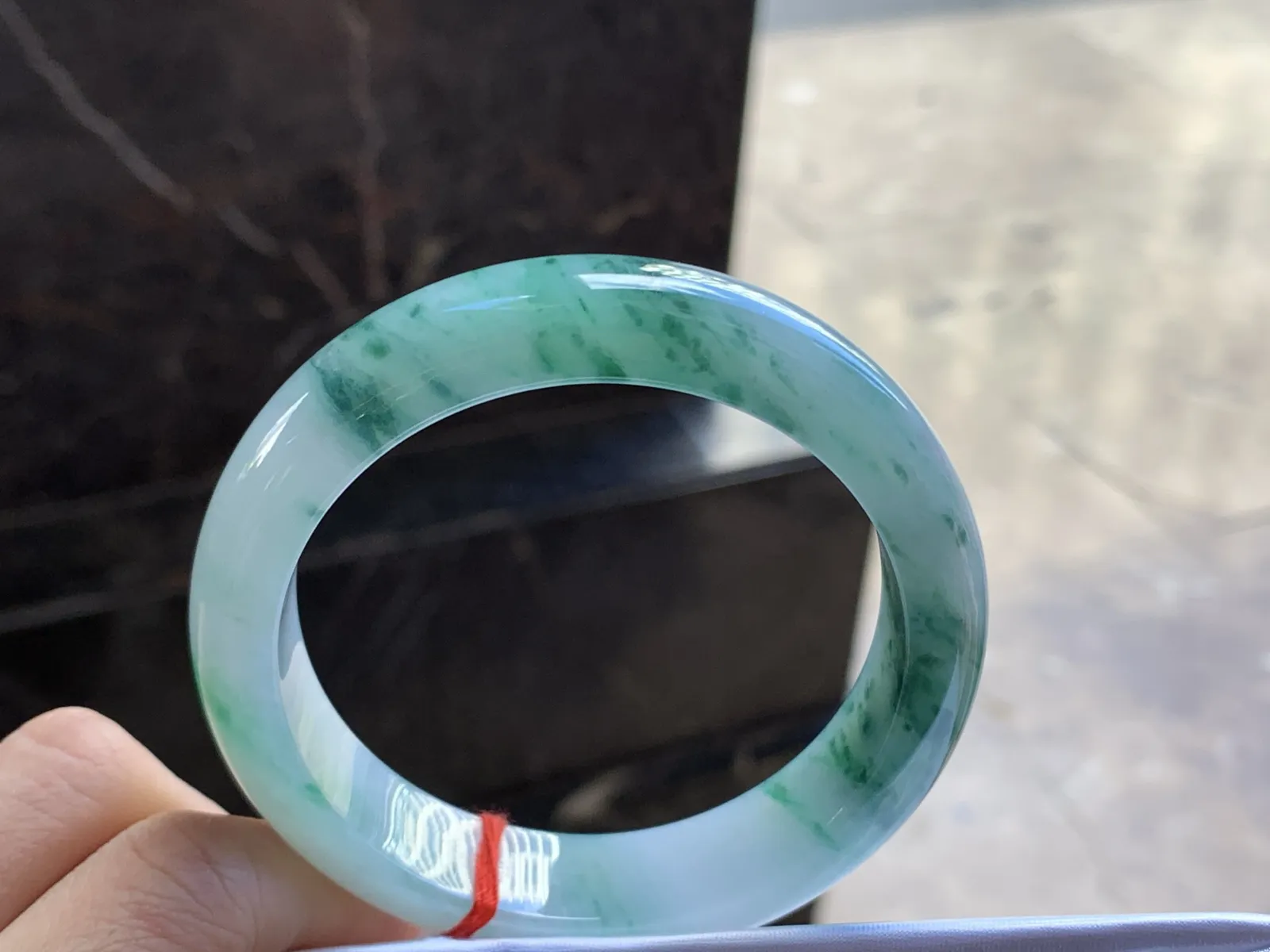 57.5-13.8-8.3

飘花手镯^_^玉质温润