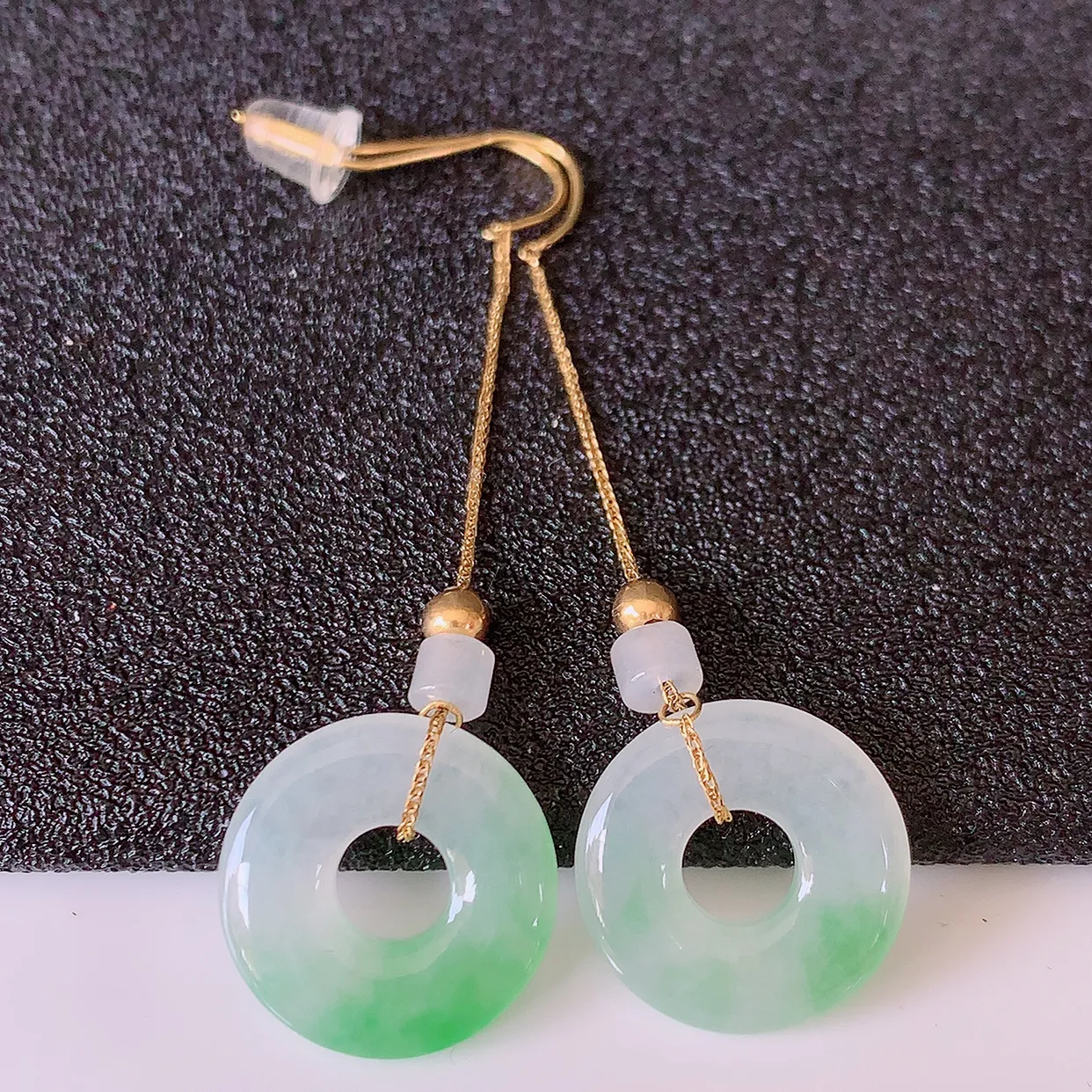 18k金镶嵌冰种飘绿翡翠平安扣耳坠，沁人心脾，耳坠佩戴效果大气出众，尽显气质。种水好，胶感足，颜相当漂亮，高性价比， 值得入手品鉴！#41.3整体47裸石13.8*2.8mm