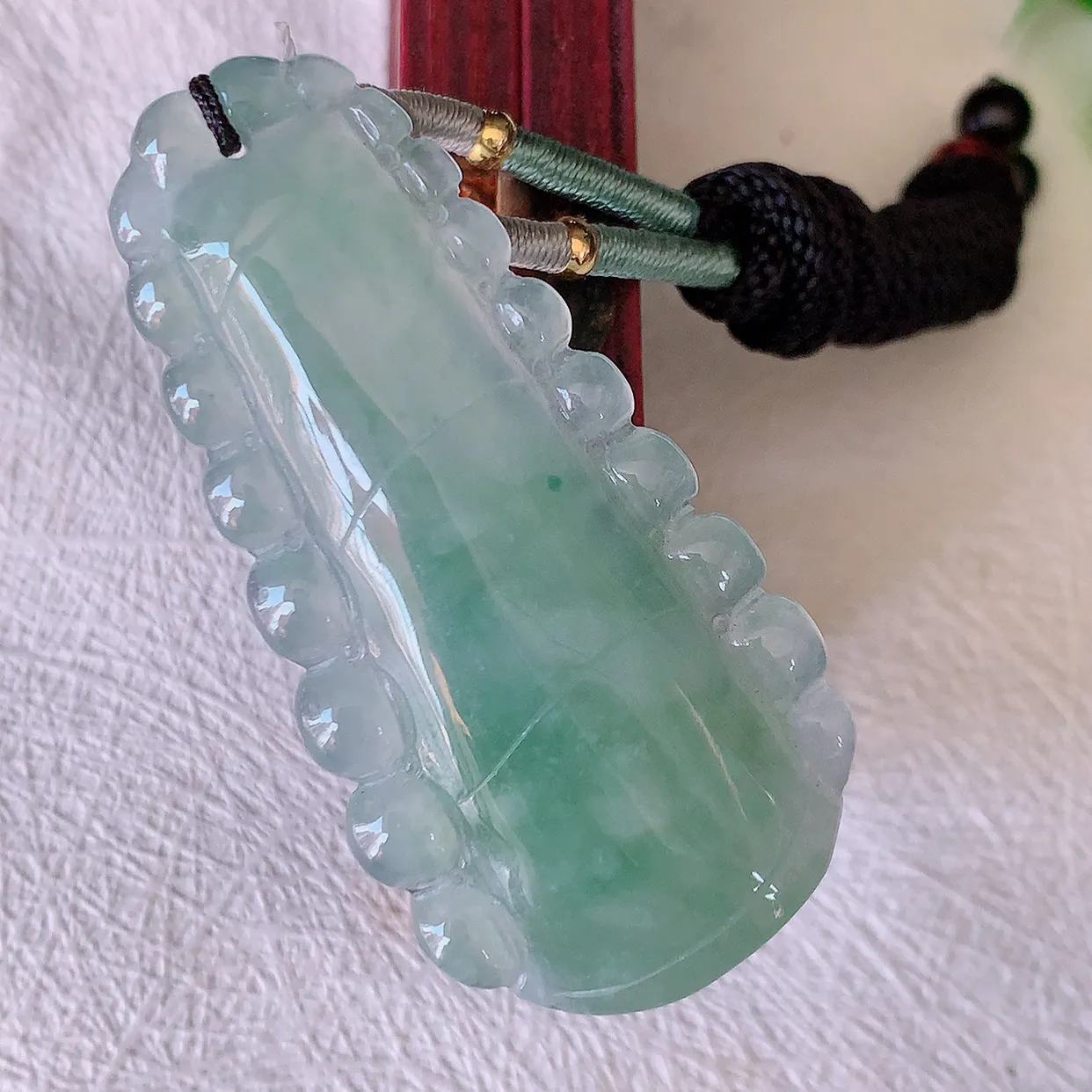 自然光实拍，冰种飘花翡翠竹节吊坠。竹节寓意“节节高，官运亨通，前程似锦，水润莹泽，清秀高雅， 佩戴精美！#57.31