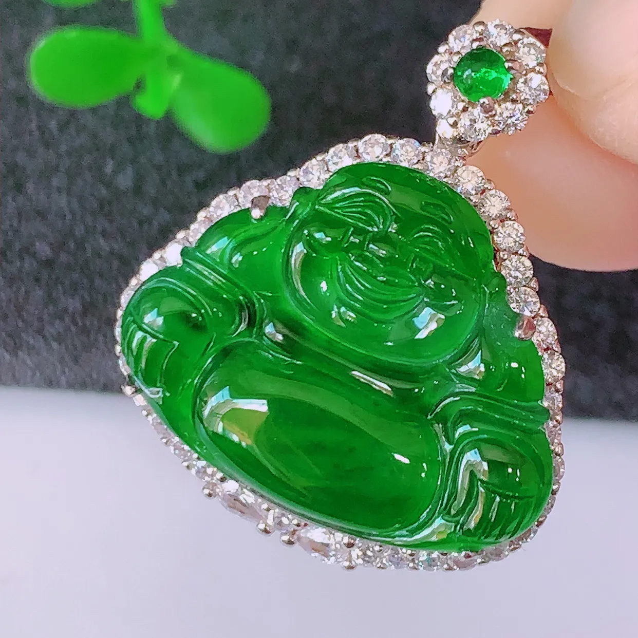 冰透满绿翡翠925银镶嵌佛公吊坠，自然光实拍，翠色灵动，颜色漂亮，种老水足，品相佳，佩戴佳品！#97.31整体27*23*8.2 裸石22*17mm