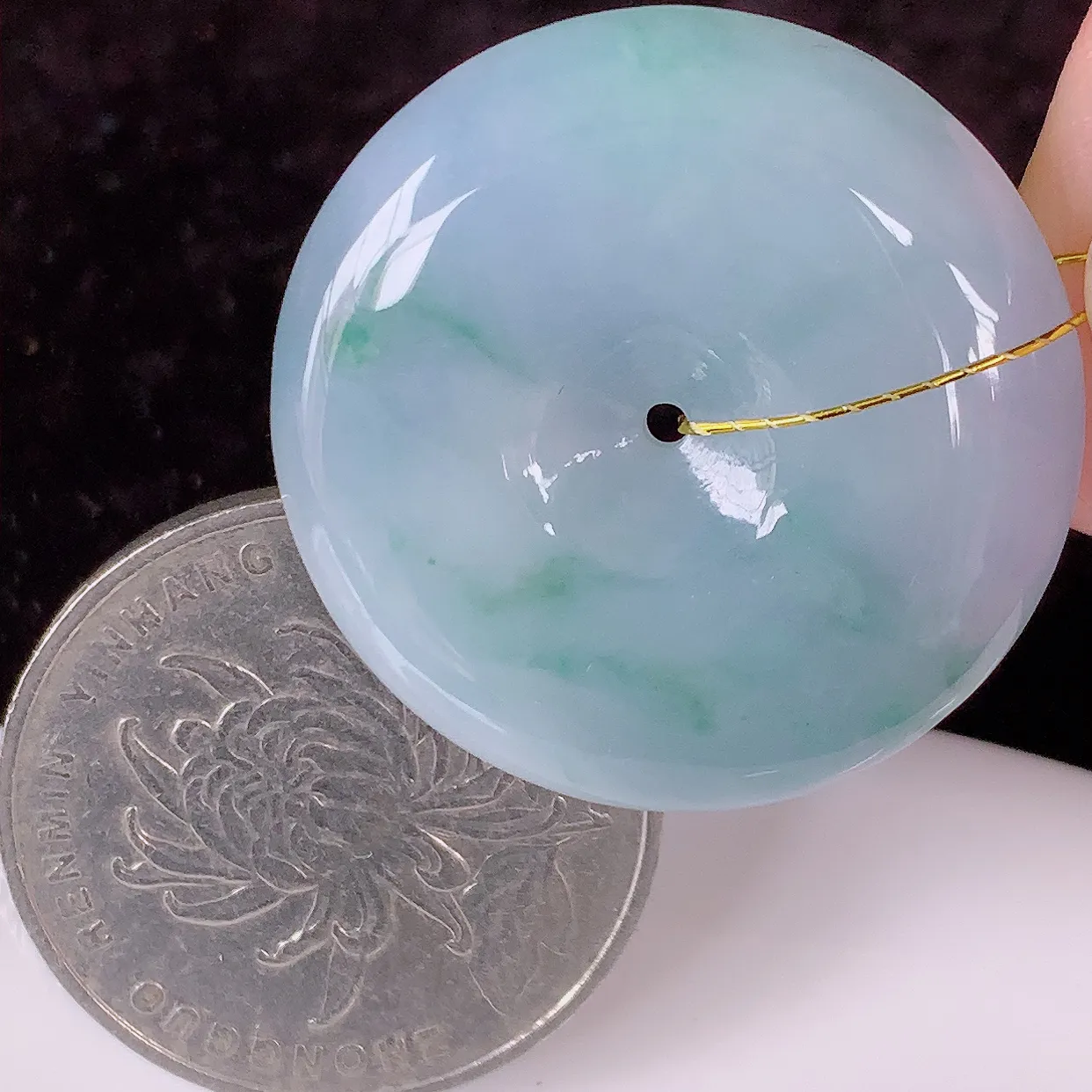 自然光实拍，冰润紫罗兰飘花翡翠平安扣吊坠，形体饱满圆润，平安扣肥嘟嘟的，平平安安，种水很好，配戴精美！#35.5