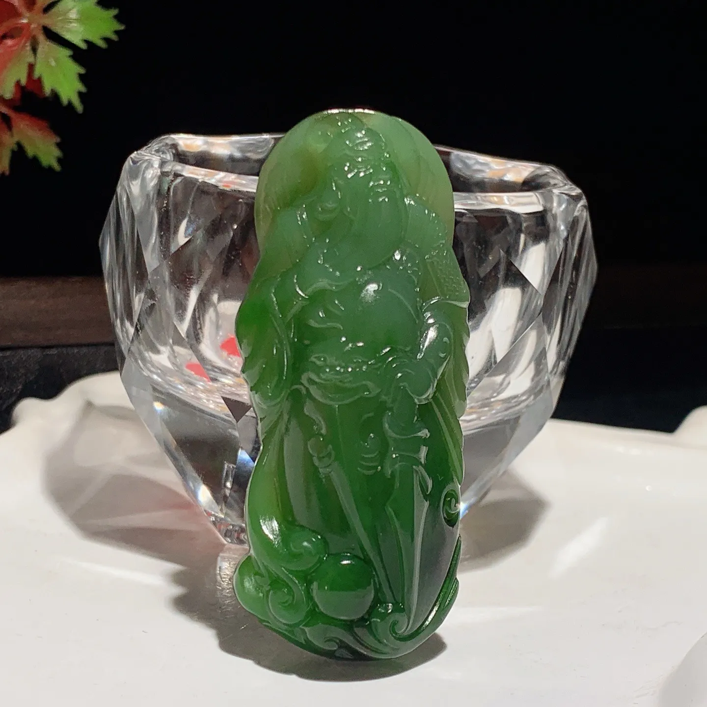 和田玉阳绿俄罗斯碧玉武财神关公挂件。尺寸59/25/14重33克。玉质细腻油润。手推出油。佩戴高端典雅。lt251107