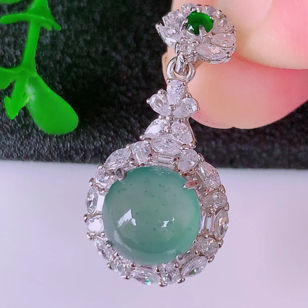 冰透满绿翡翠925银镶嵌吊坠，自然光实拍，翠色灵动，颜色漂亮，种老水足，品相佳，佩戴佳品！#97.5