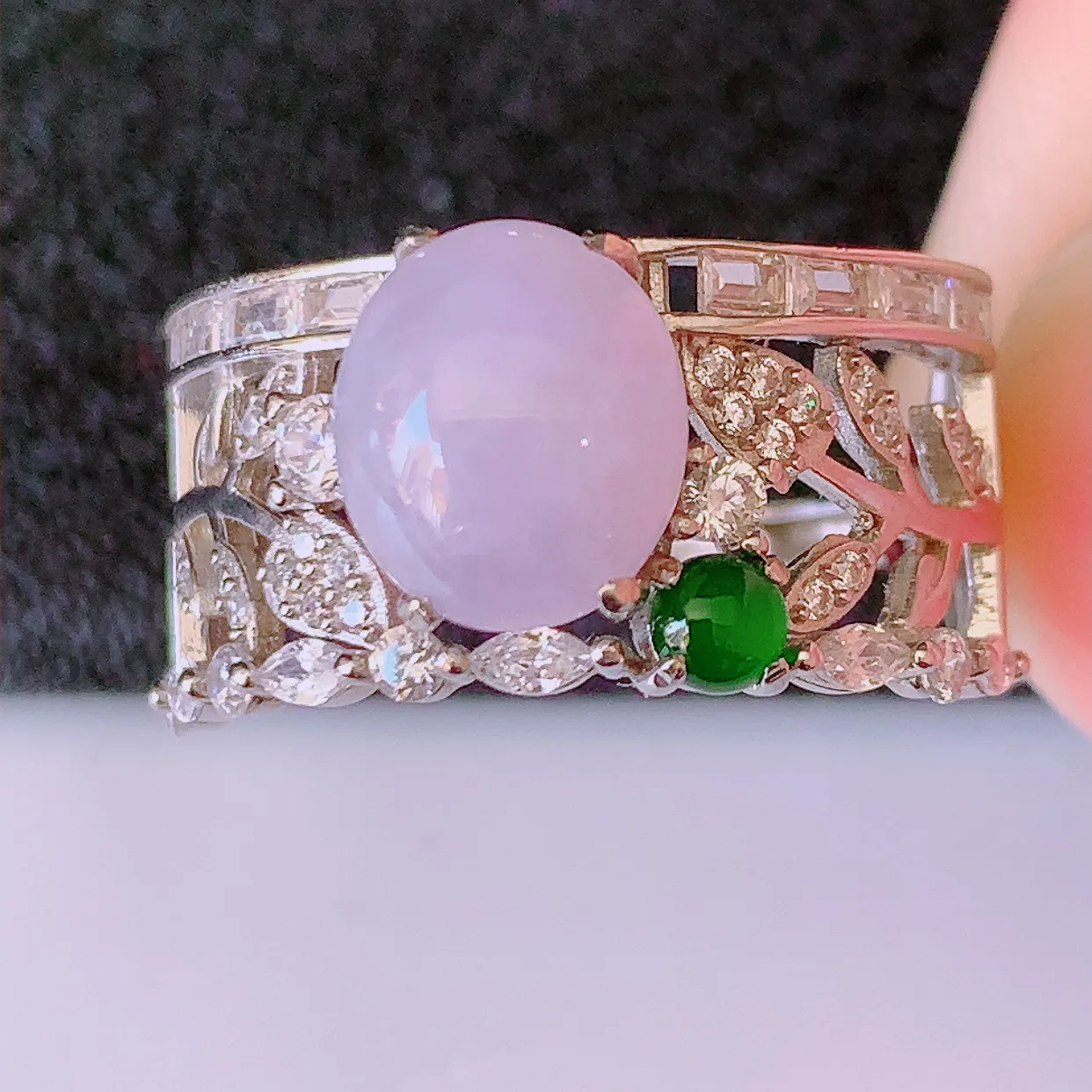 冰润紫罗兰翡翠925银镶嵌戒指，自然光实拍，翠色灵动，颜色漂亮，种老水足，品相佳，佩戴佳品！#97.31（圈口可调大小）整体25.5*18* 5.8 裸石9*7.5