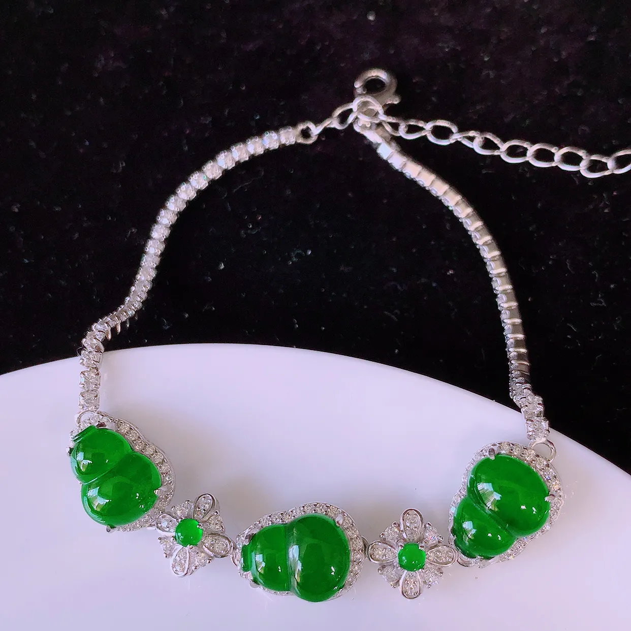 冰透满绿翡翠925银镶嵌葫芦手链，自然光实拍，翠色灵动，颜色漂亮，种老水足，品相佳，佩戴佳品！#97.31葫芦整体11.5*9*6.2  裸石9.5/7mm