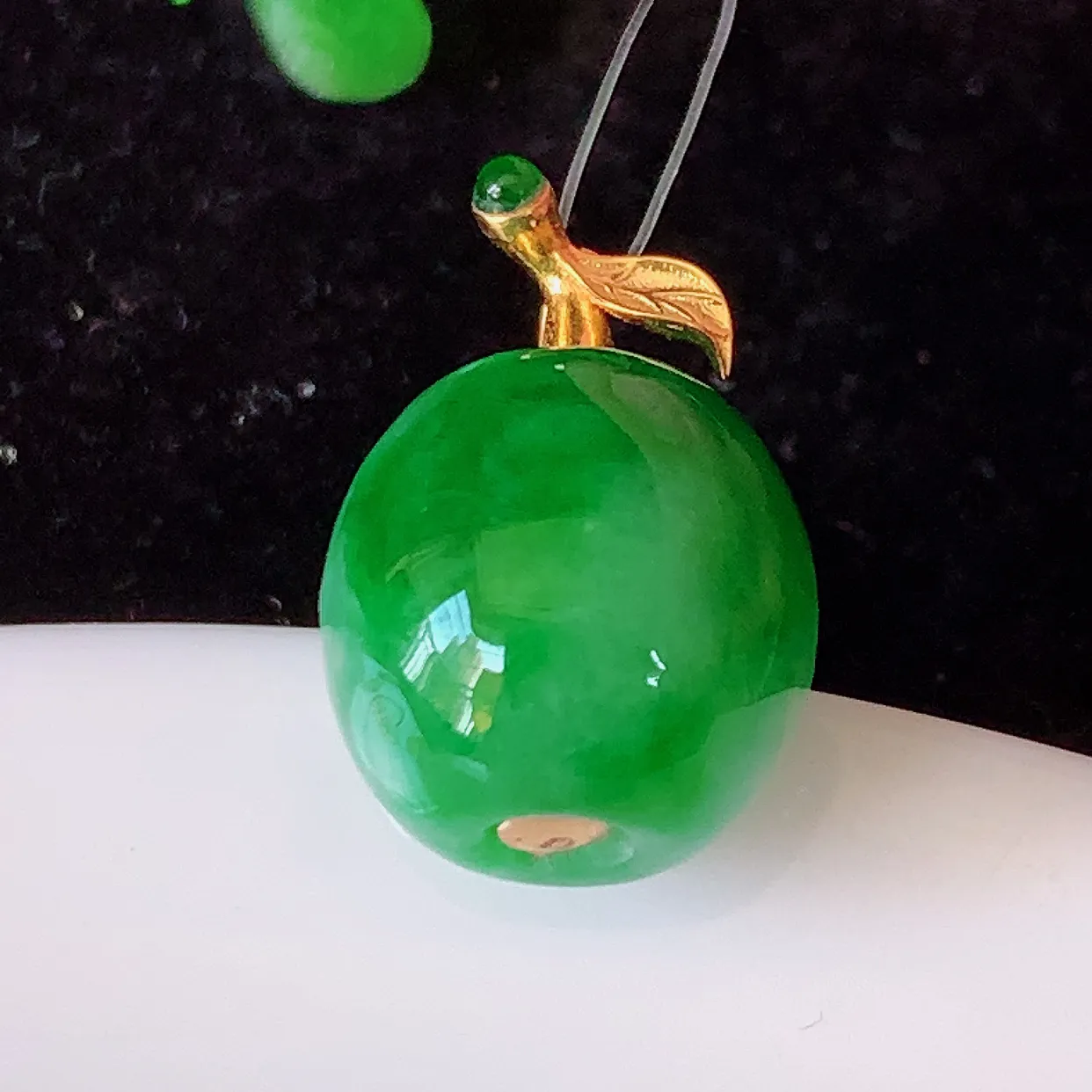 自然光实拍，18K金镶嵌冰润辣绿翡翠路路通吊坠，寓意时来运转、财源滚滚，款式新颖时尚，日常百搭的款！ 配图银链#49.31整体18裸石12-12.5mm