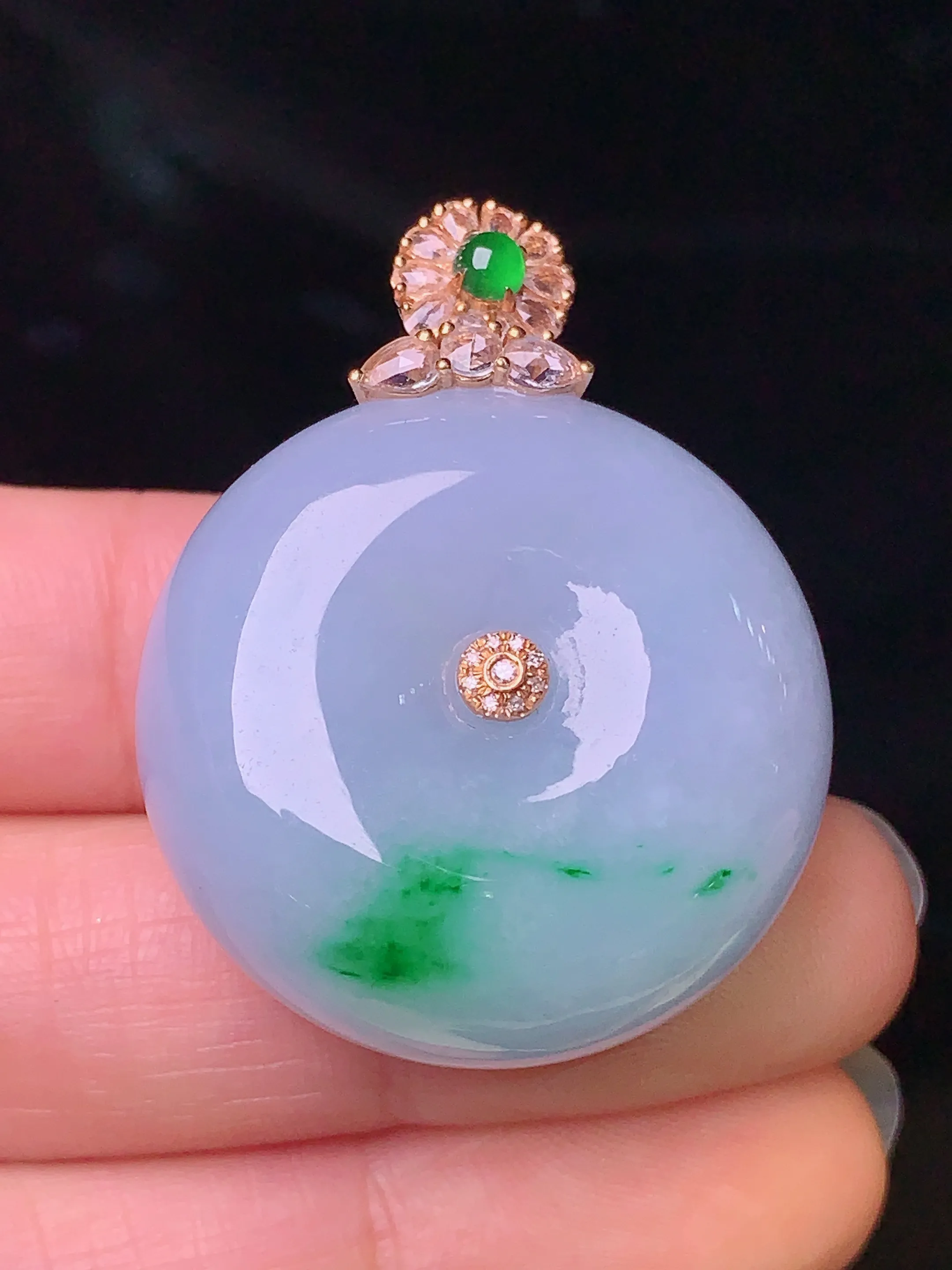 18k金钻镶嵌飘绿平安扣吊坠 玉质细腻 色泽艳丽 整体尺寸36.7*28.5*13.6