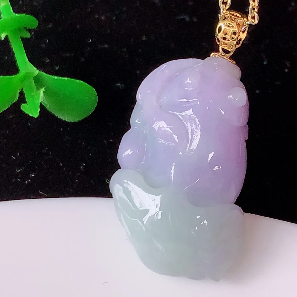 自然光实拍，18K金镶嵌冰润紫罗兰翡翠年年有余，自由自在玉吊坠，寓意财源广进，雕工婉约，栩栩如生，佩戴优雅迷人！#1.5