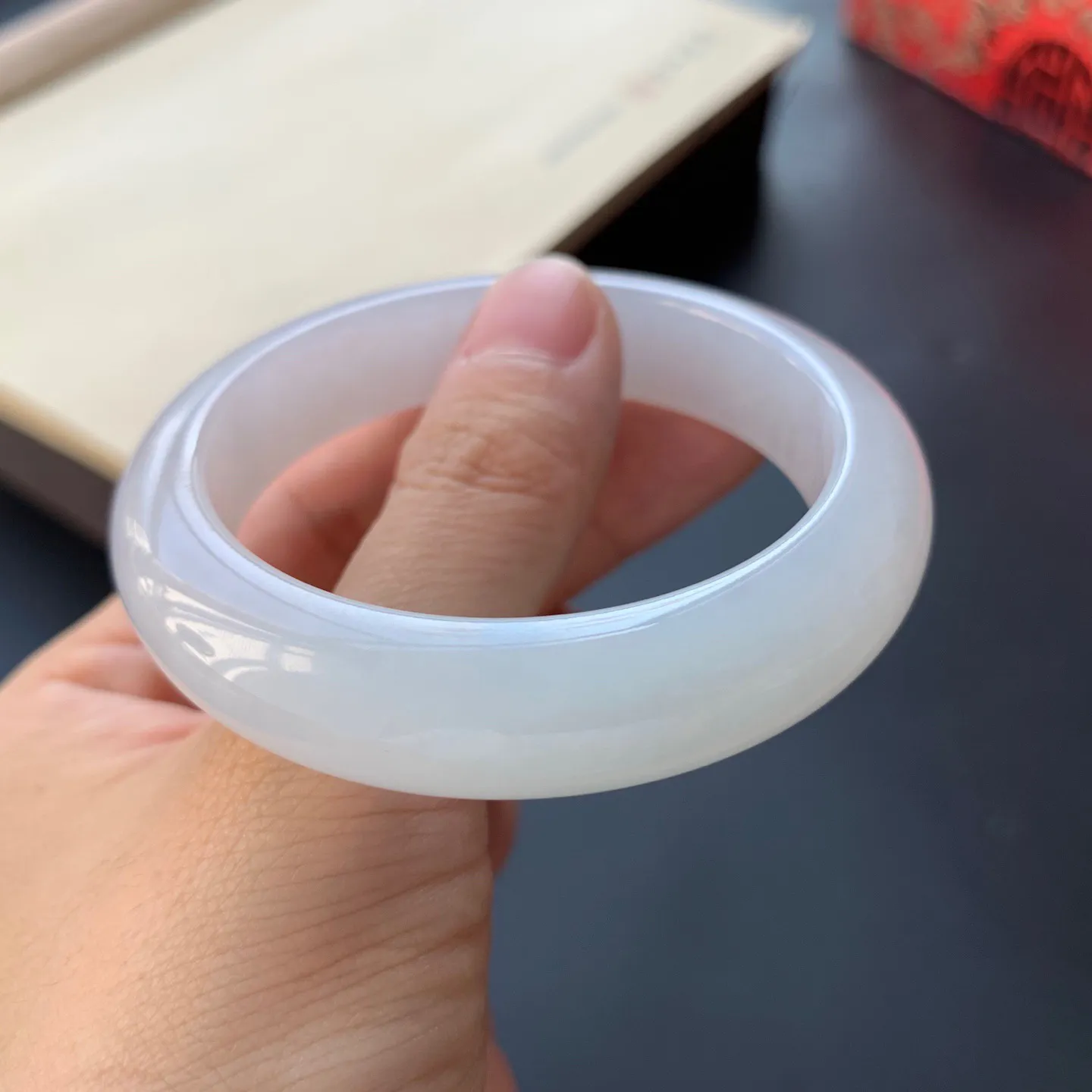 55.5圈口飘花正圈手镯 尺寸：55.5-12.5-8.6，无纹裂，细腻光滑，花色浓郁