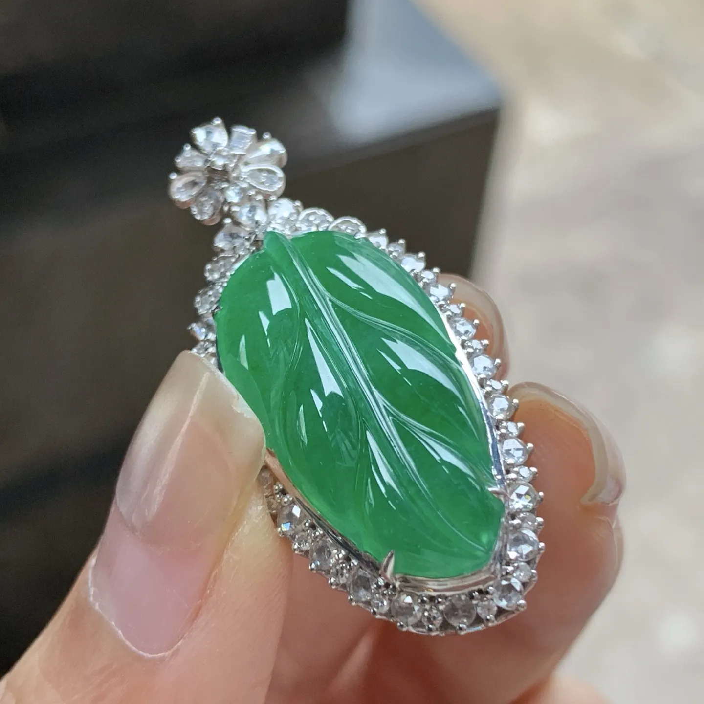 金钻镶嵌辣绿色叶子^_^颜色浓郁 鲜艳