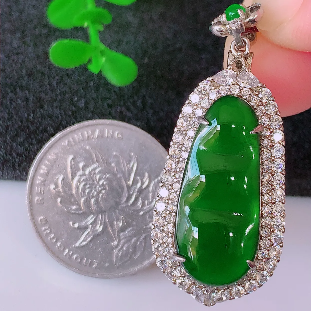 冰透满绿翡翠925银镶嵌四季豆吊坠，自然光实拍，翠色灵动，颜色漂亮，种老水足，品相佳，佩戴佳品！#97.31整体41*16.8*10.5裸石24.2*  10mm