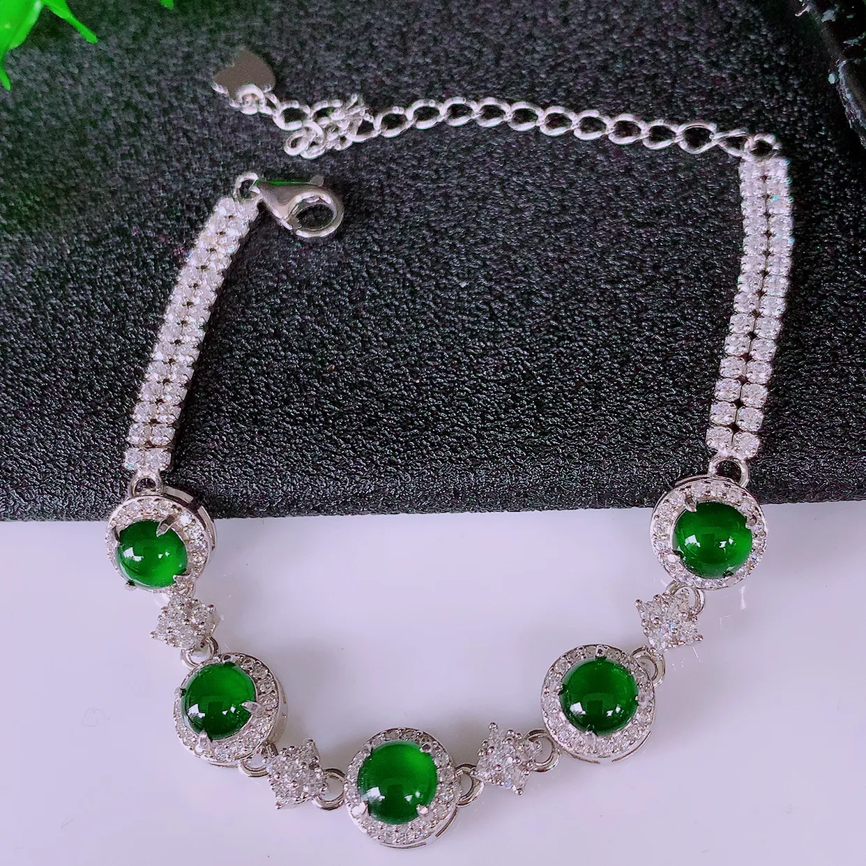 冰透满绿翡翠925银镶嵌手链，自然光实拍，翠色灵动，颜色漂亮，种老水足，品相佳，佩戴佳品！#97.5整体7.7*7.7*5.6裸石5*5