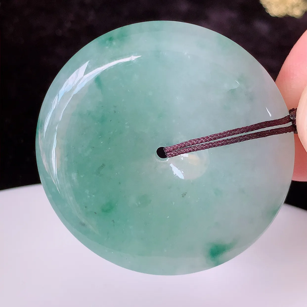 自然光实拍，大件冰飘花翡翠平安扣吊坠，种老水足，雕工精湛 ，寓意美好， 佩戴时尚出众！#05.31