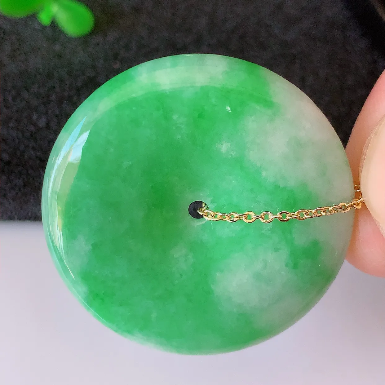 自然光实拍，冰润飘绿翡翠平安扣吊坠，翠色灵动，种老水足，寓意好， 品相佳， 佩戴佳品！#39.31