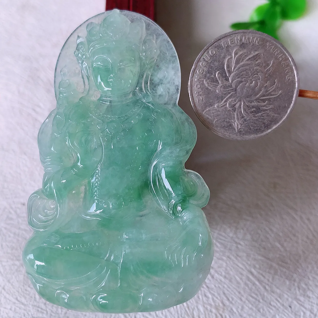 自然光实拍，大件冰种飘花翡翠度母观音菩萨吊坠，赐福翡翠观音，翠绿迷人， 观音面相端庄， 佩戴时尚出众！#00.31