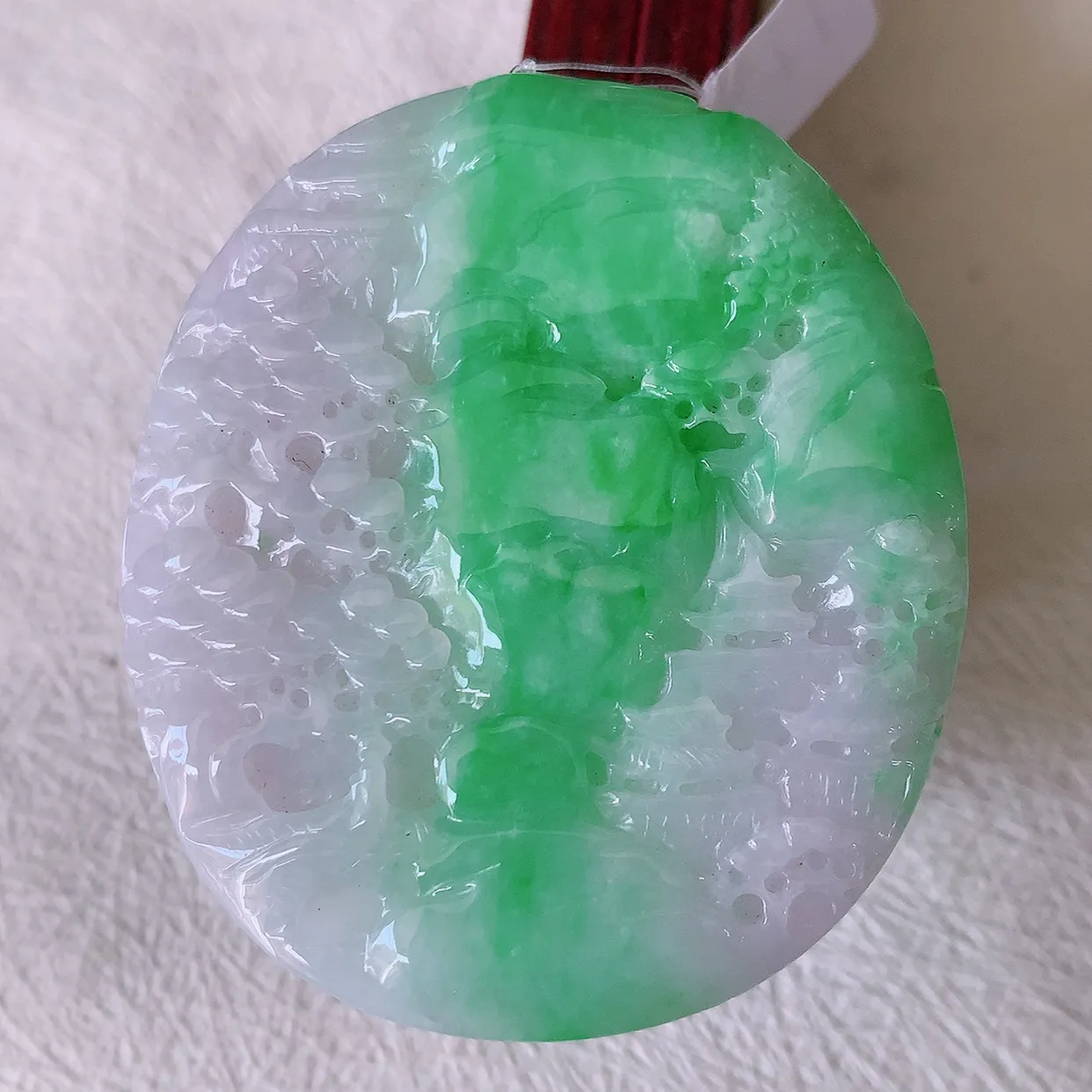 自然光实拍，冰润飘绿山水牌吊坠，翡翠山水，立体生动形象， 山水素材布局合理， 意境感佳， 佩戴上身效