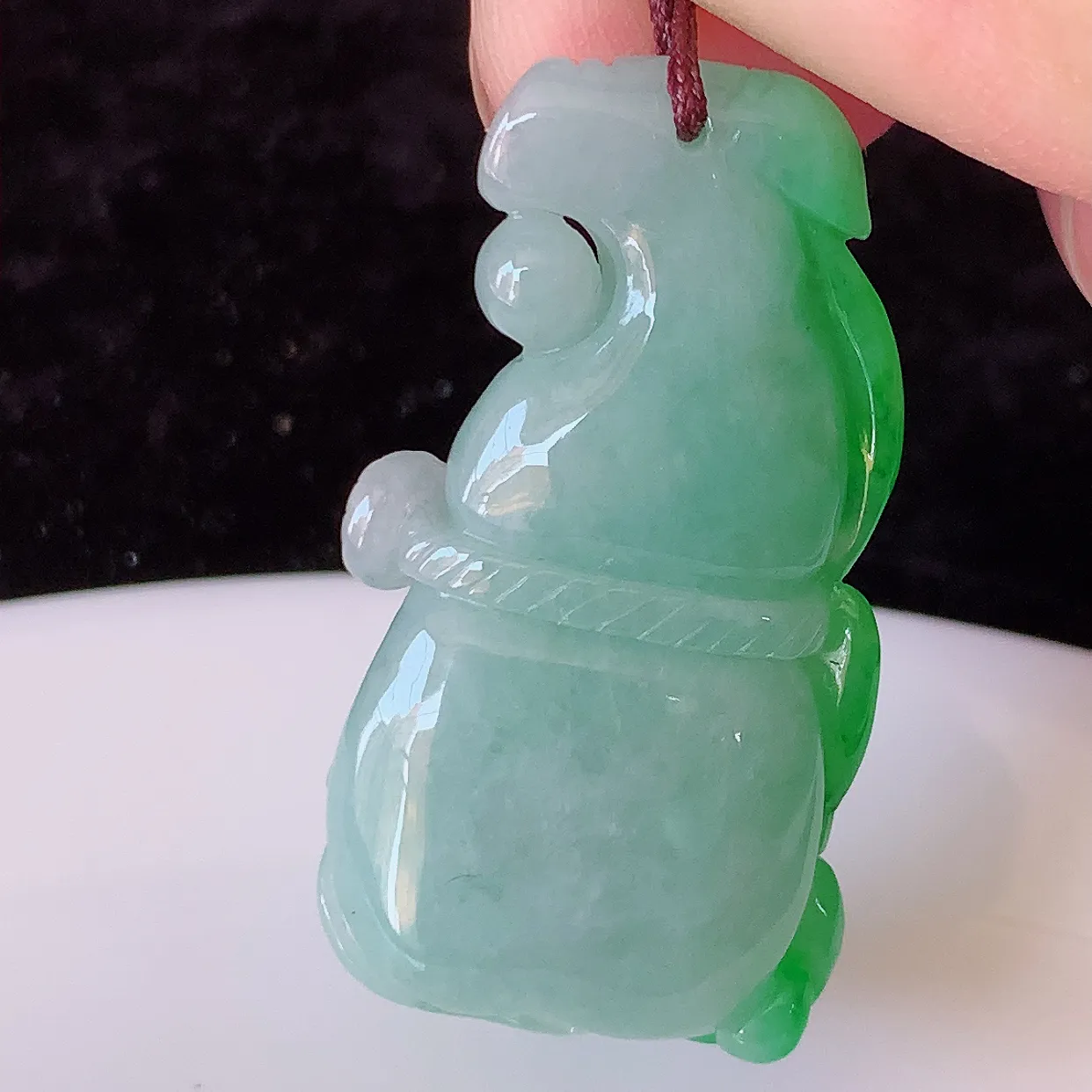 自然光实拍，冰润飘绿翡翠葫芦吊坠，葫芦寓意福禄双全，财源滚滚，饱满， 清新脱俗， 佩戴效果优雅迷人！#01.31