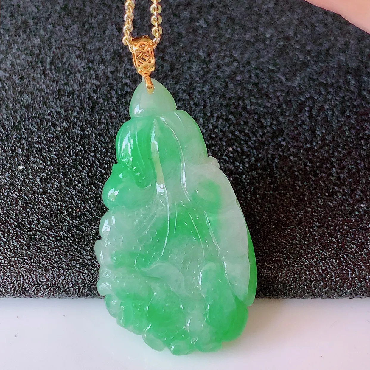 18K金镶嵌飘阳绿翡翠招百财白菜吊坠，百财聚来，财源滚滚，色泽鲜艳， 精工水润的白菜， 性价比高！#1.31