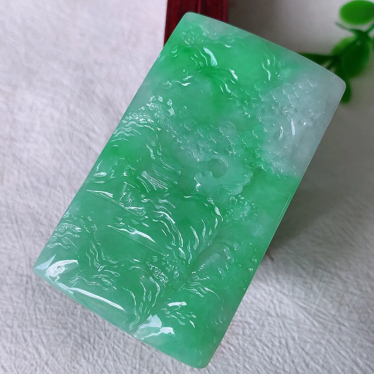 自然光实拍，冰润飘绿山水牌吊坠，翡翠山水，立体生动形象，山水素材布局合理， 意境感佳， 佩戴上身效果更高贵 #00.31