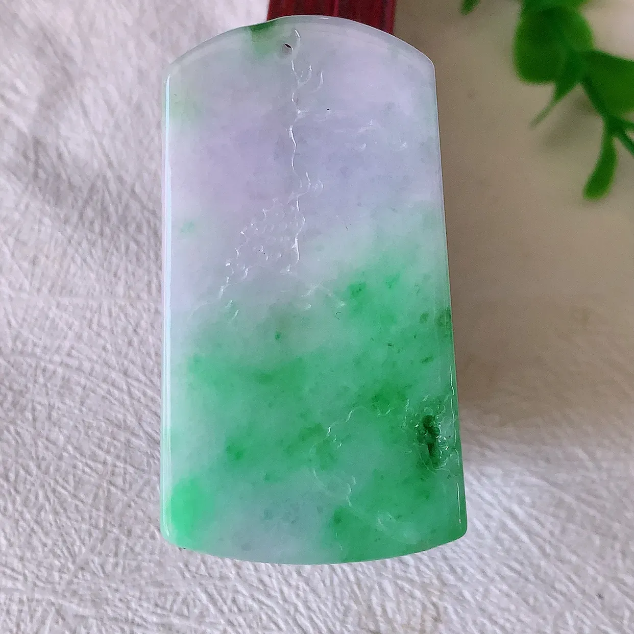 自然光实拍，冰润春带彩翡翠山水牌吊坠，翡翠山水，立体生动形象， 山水素材布局合理， 意境感佳， 佩戴上身效果更高贵 #57.31