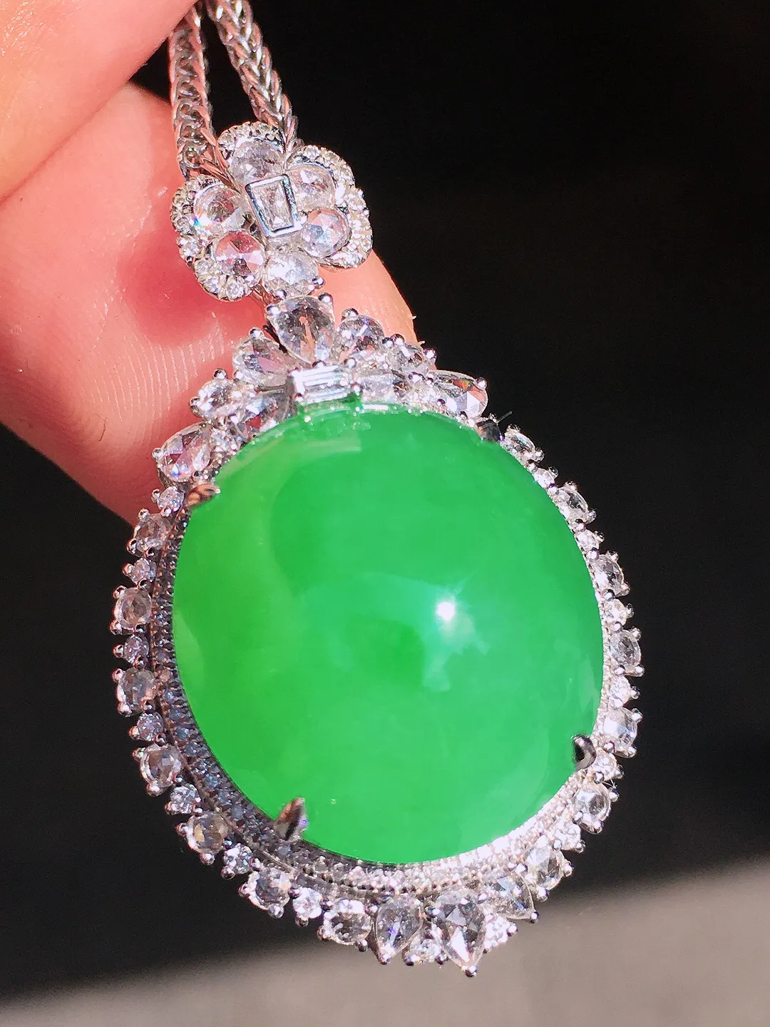 阳绿蛋面吊坠，色泽均匀艳丽，玉质细腻，荧光感超
强，饱满圆润，尽显优雅气质，18k
金豪华镶嵌