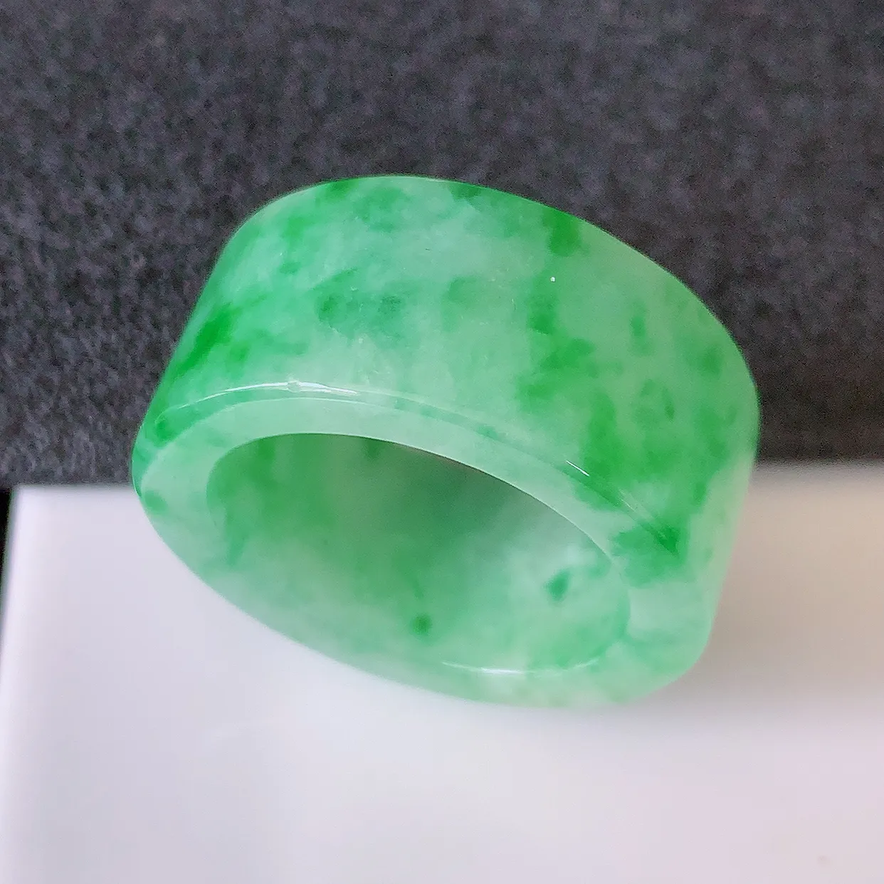 自然光实拍，21mm内径翡翠扳指，冰润指环，玉扳指，戒指，财源滚滚，玉质细腻起胶，26圈口，种水好！#68.31尺寸21*12*3.9 mm