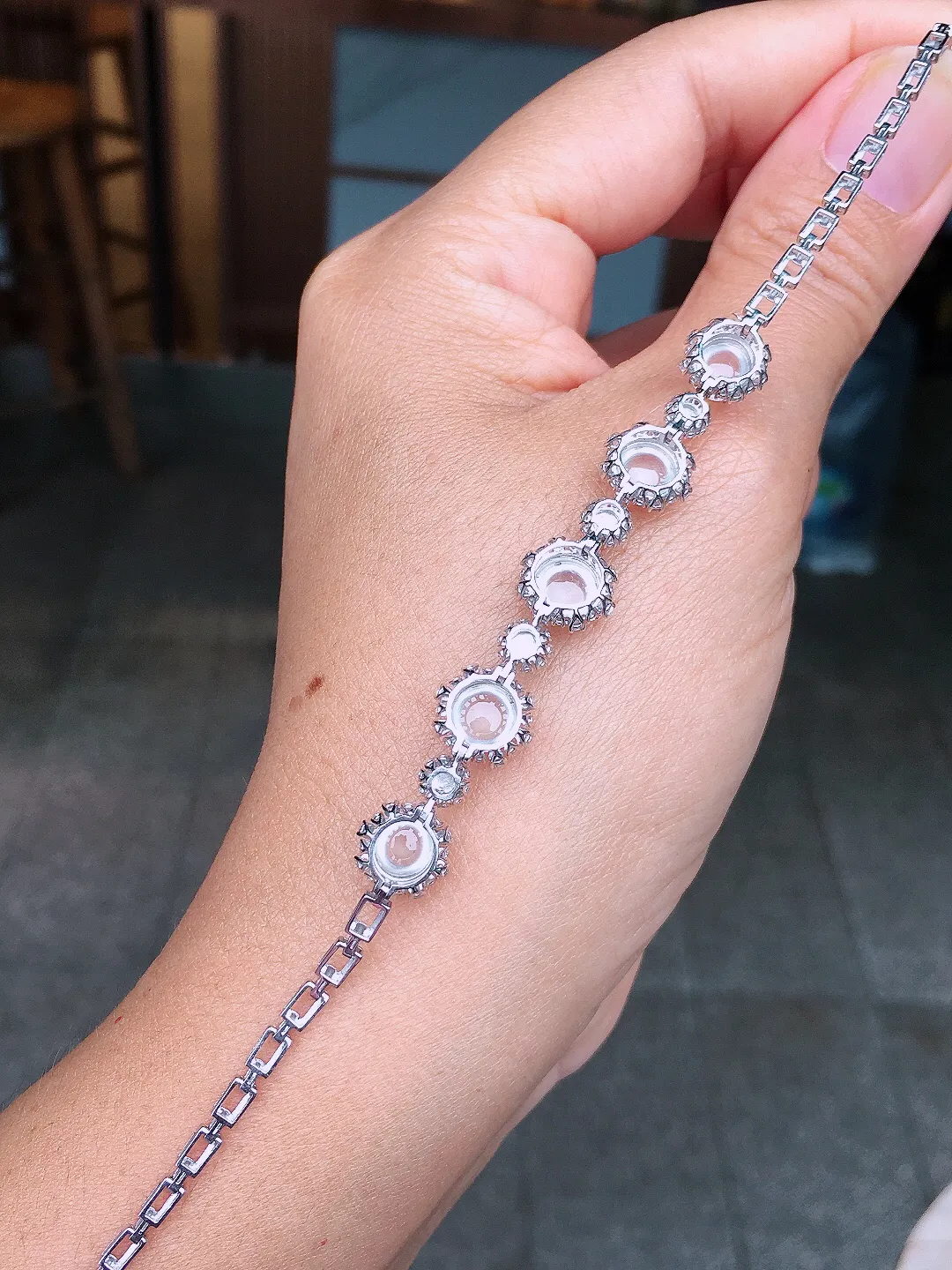 玻璃种蛋面手链，玉质细腻，荧光感超
强，饱满圆润，尽显优雅气质，18k
金豪华镶嵌