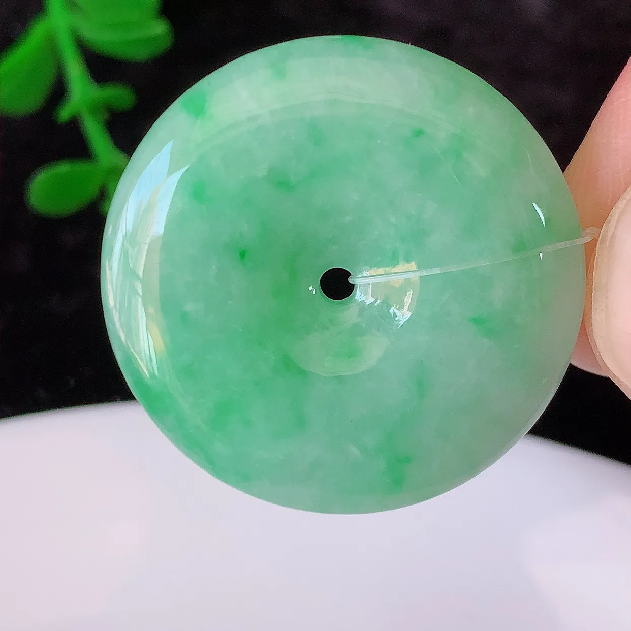 自然光实拍，冰润飘绿翡翠平安扣吊坠，形体饱满圆润，平安扣肥嘟嘟的，平平安安，种水很好， 配戴精美！#