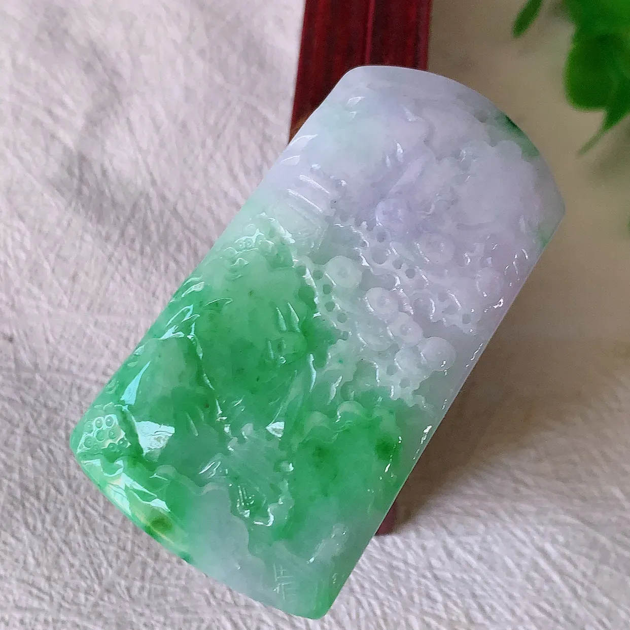 自然光实拍，冰润春带彩翡翠山水牌吊坠，翡翠山水，立体生动形象， 山水素材布局合理， 意境感佳， 佩戴上身效果更高贵 #57.31