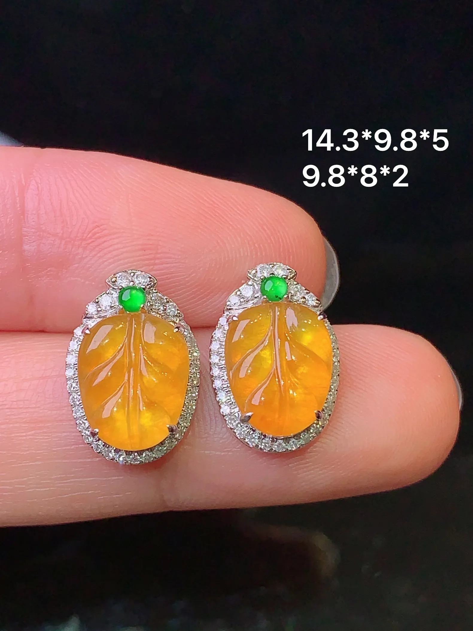 18k金钻镶嵌黄翡树叶耳钉 玉质细腻 色泽艳丽 整体尺寸14.3*9.8*5