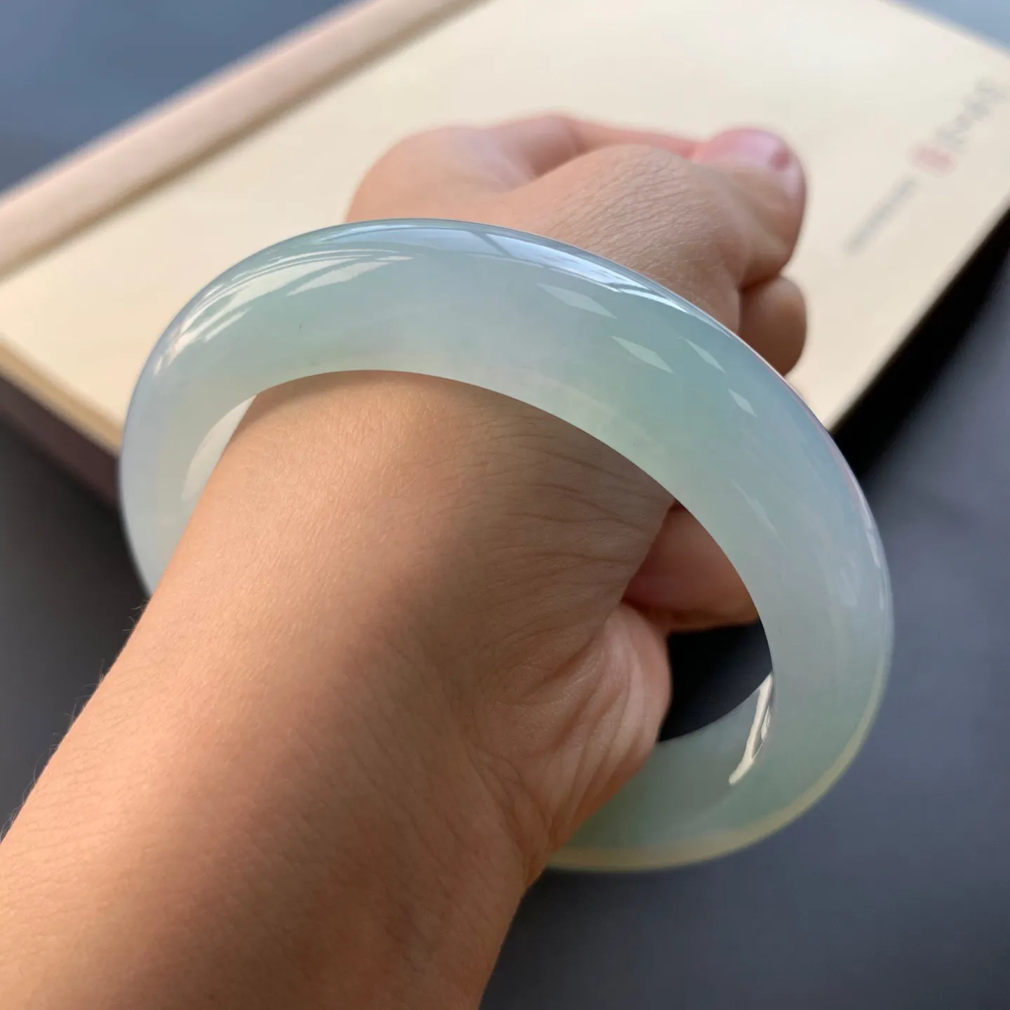 58.6圈口冰晴底正圈手镯 尺寸：58.6-13.6-9.3，无纹裂，水润起胶，版型厚装