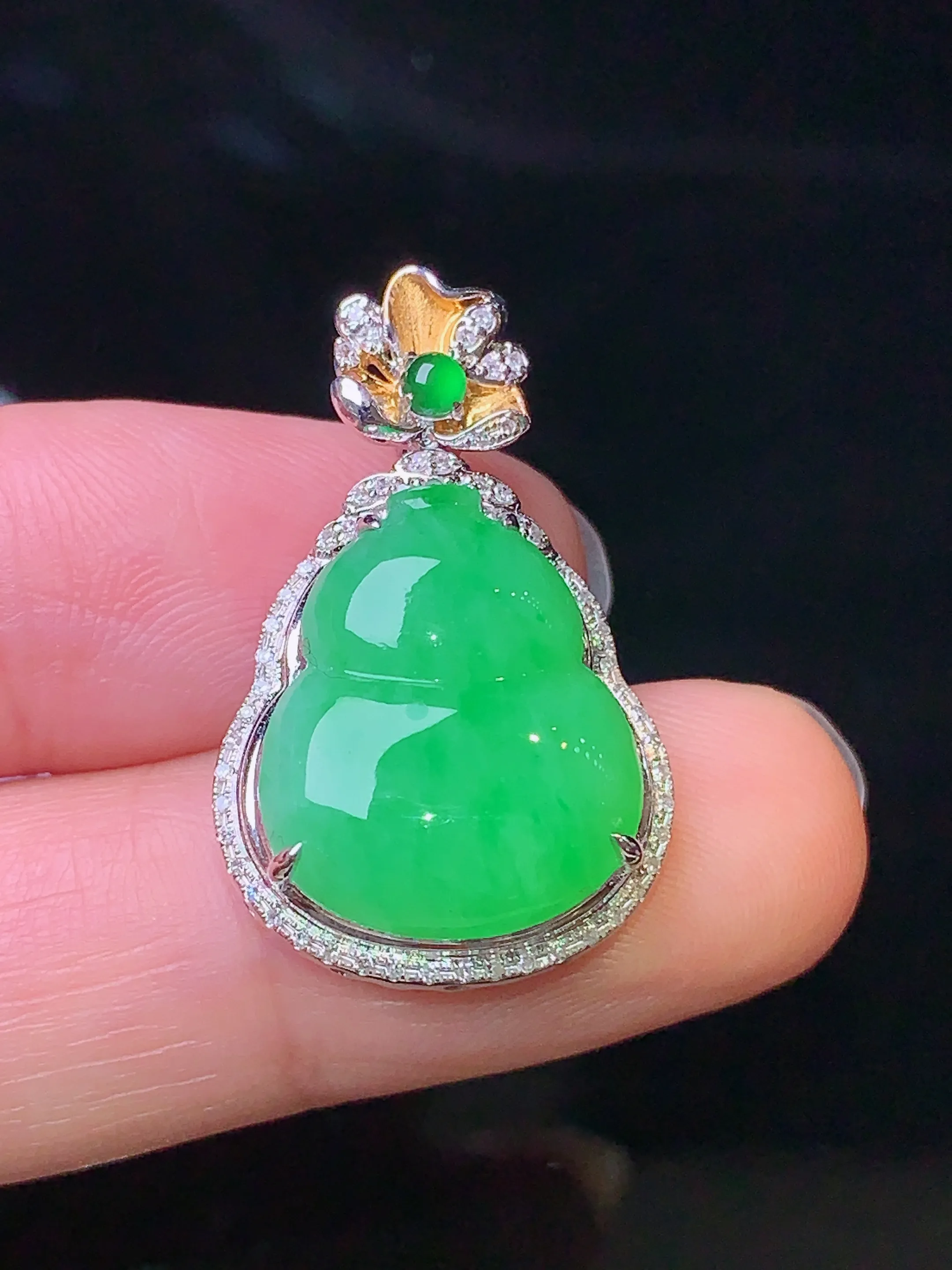 18k金钻镶嵌翠绿葫芦吊坠 玉质细腻 色泽艳丽 整体尺寸27.2*17*8