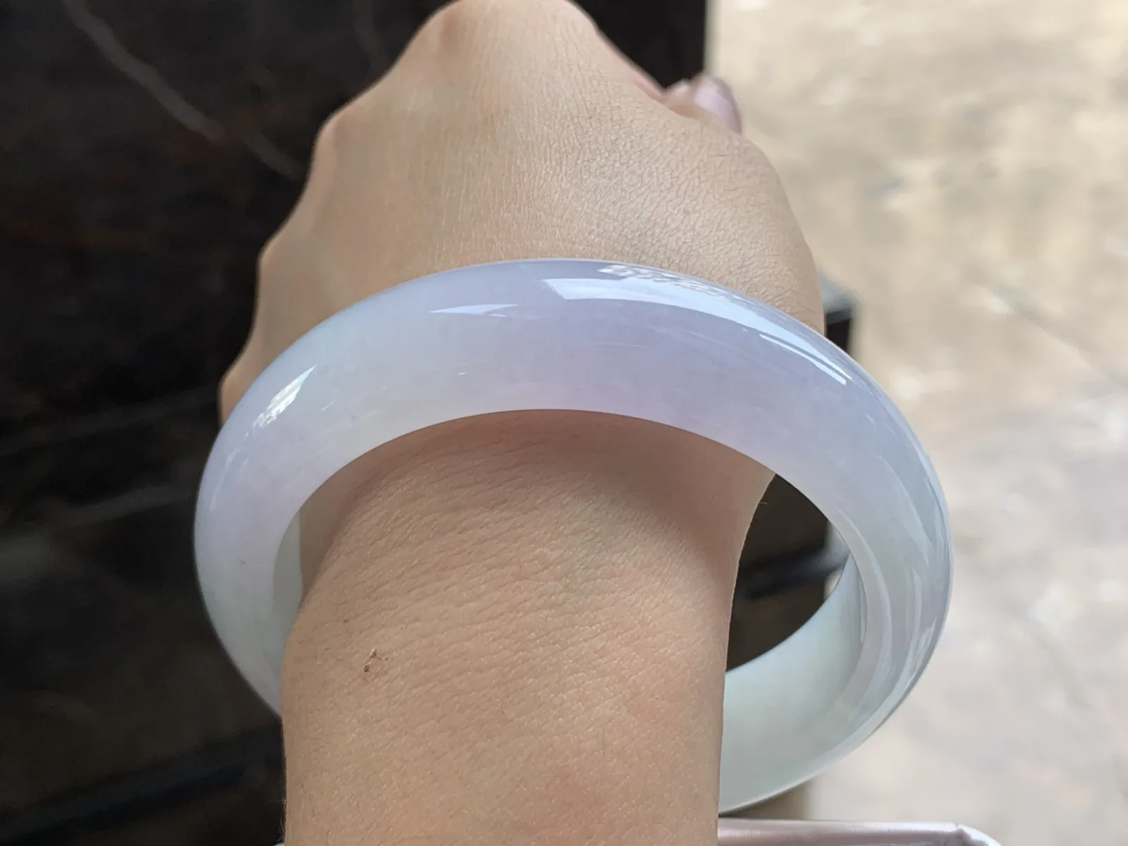 60-16.2-9.2

春带彩宽版手镯^_^玉质温润 厚实