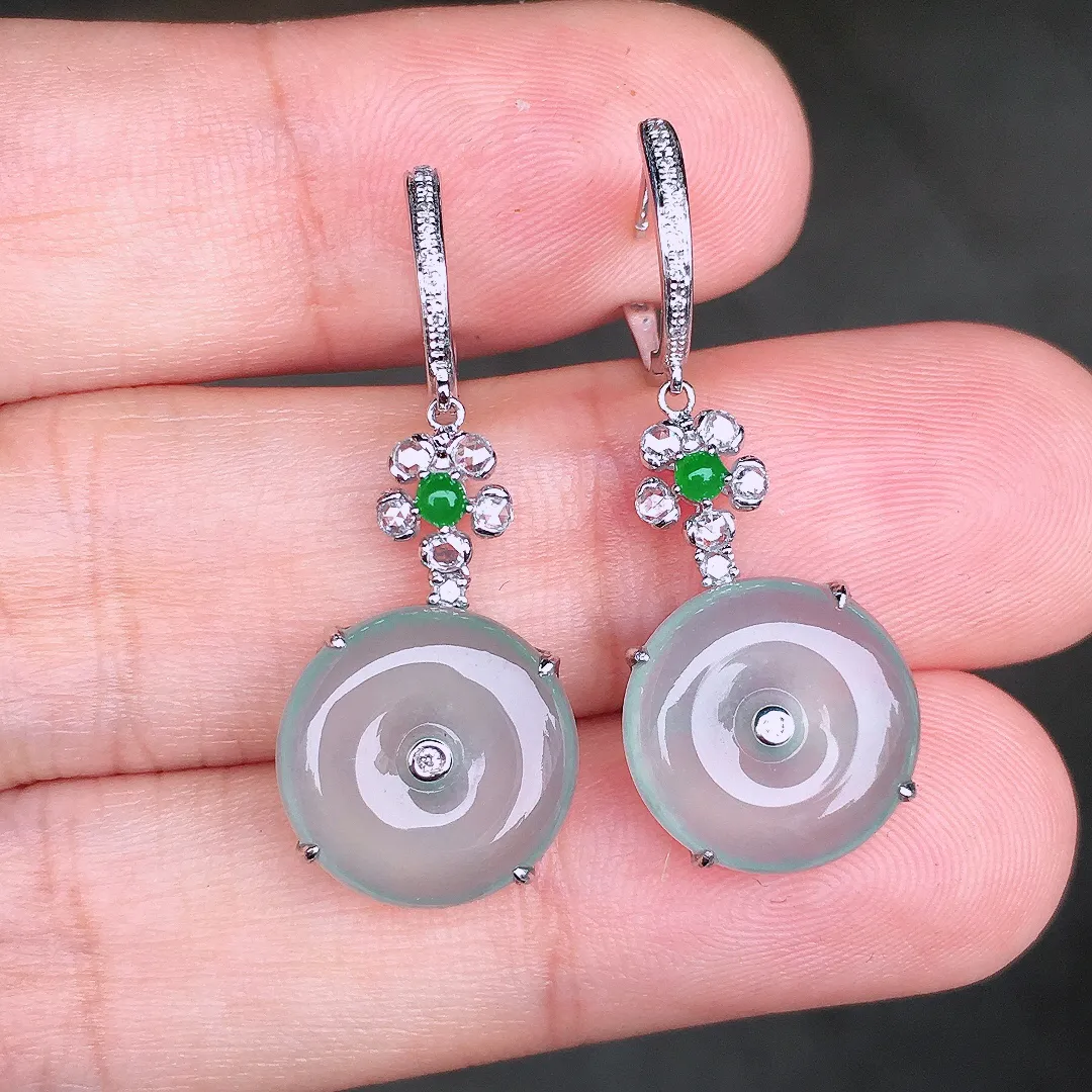 冰种平安扣耳坠，玉质细腻，荧光感超
强，饱满圆润，尽显优雅气质，18k
金豪华镶嵌