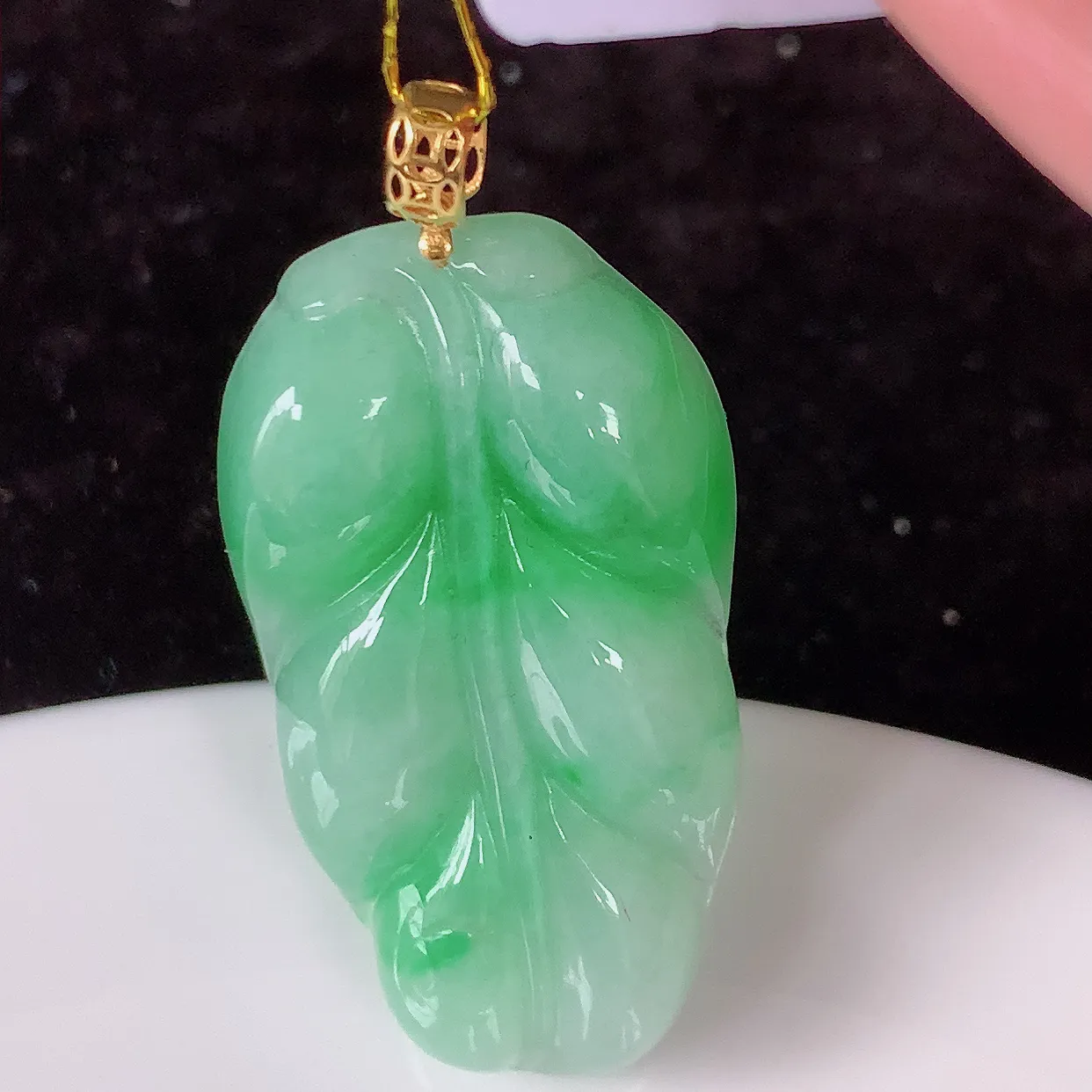 18K金镶嵌飘绿翡翠叶子吊坠 ，种水足，色泽清新，工艺精湛，叶子寓意美好；金枝玉叶，事业有成。#35.5