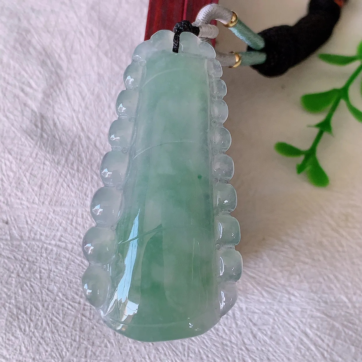 自然光实拍，冰种飘花翡翠竹节吊坠。竹节寓意“节节高，官运亨通，前程似锦，水润莹泽，清秀高雅， 佩戴精美！#57.31