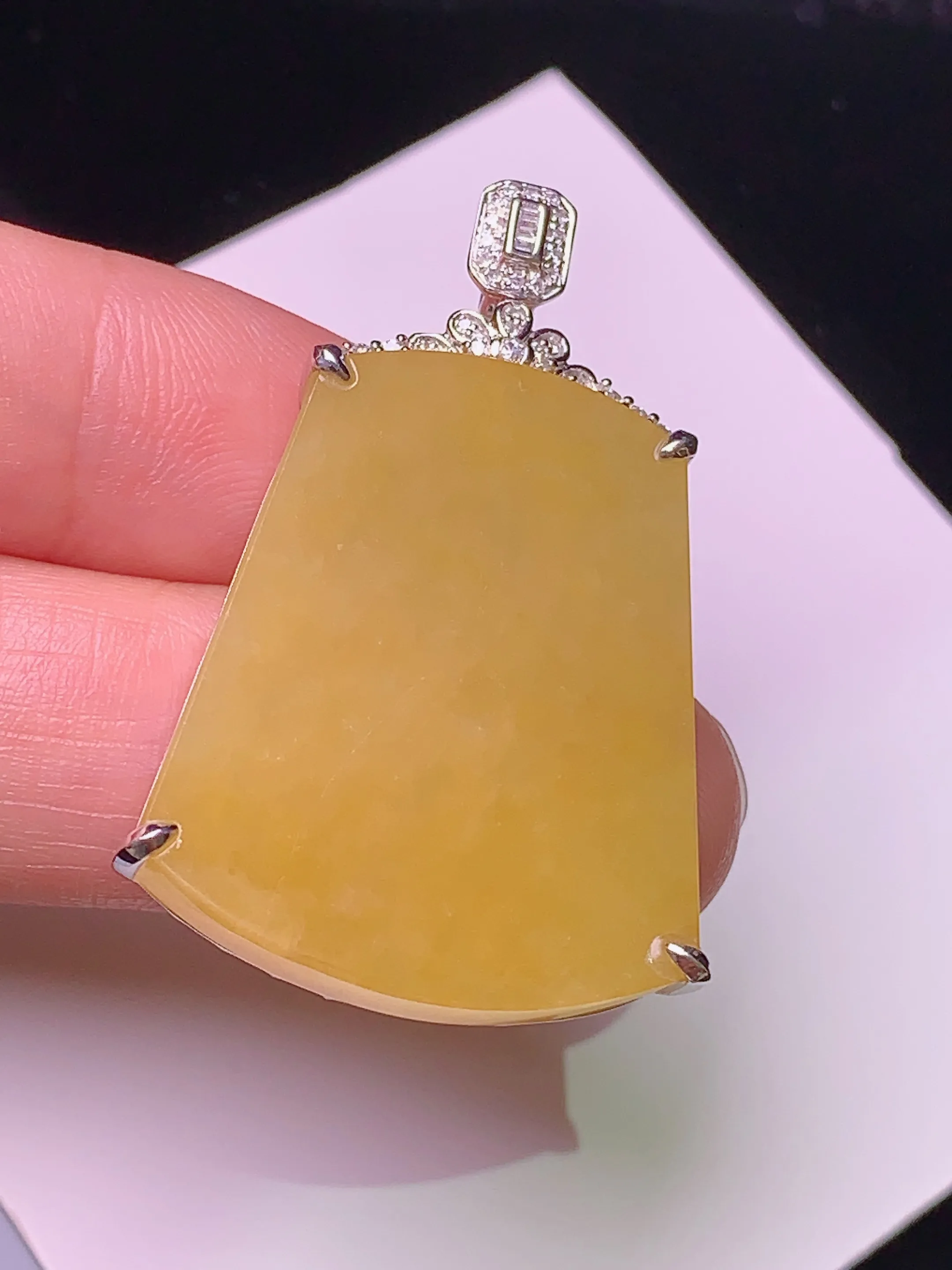 18k金钻镶嵌黄翡无事牌吊坠 玉质细腻 色泽艳丽 整体尺寸28.3*24*6.3